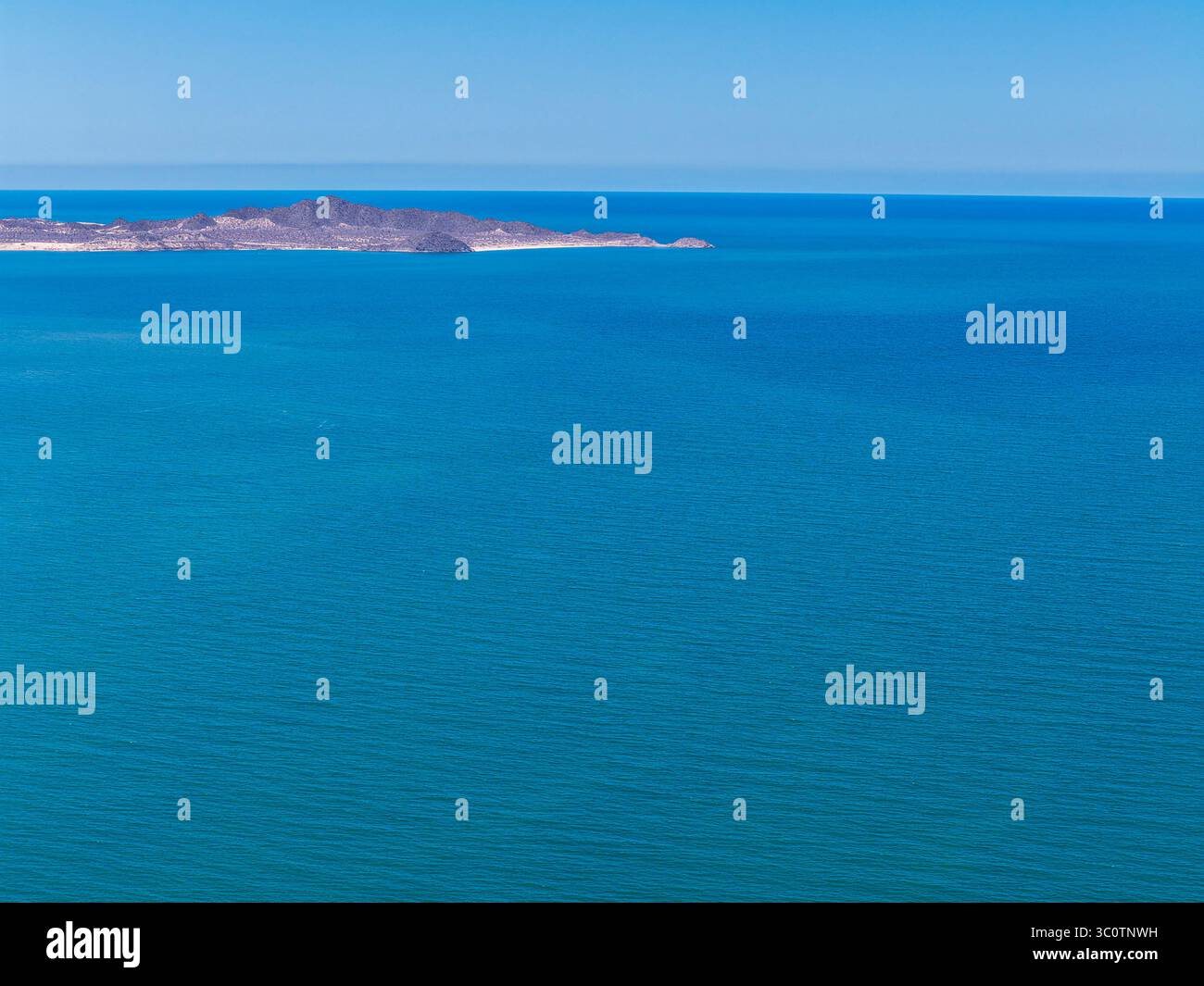 Alcatraz Island in der Kino Bay, in der Gemeinde Hermosillo, Teil des Golfs von Kalifornien, auch bekannt als das Meer von Cortez oder Bermejo Meer, in der zentralwestlichen Region des Bundesstaates Sonora, in der Sonora Wüste und an der Küste des Meeres von Cortez. Die mexikanische Stadt Kino Viejo (Foto: Luis Gutierrez/Norte Photo) Isla Alcatraz en Bahía de Kino en municipio de Hermosillo 2025, parte del golfo de California también como mar de Cortés o mar Bermejo, en la Región Centro-oeste del estado de Sonora, en la Zona del desierto sonorense y en la costa del mar de Cortés. pueblo mexica Stockfoto