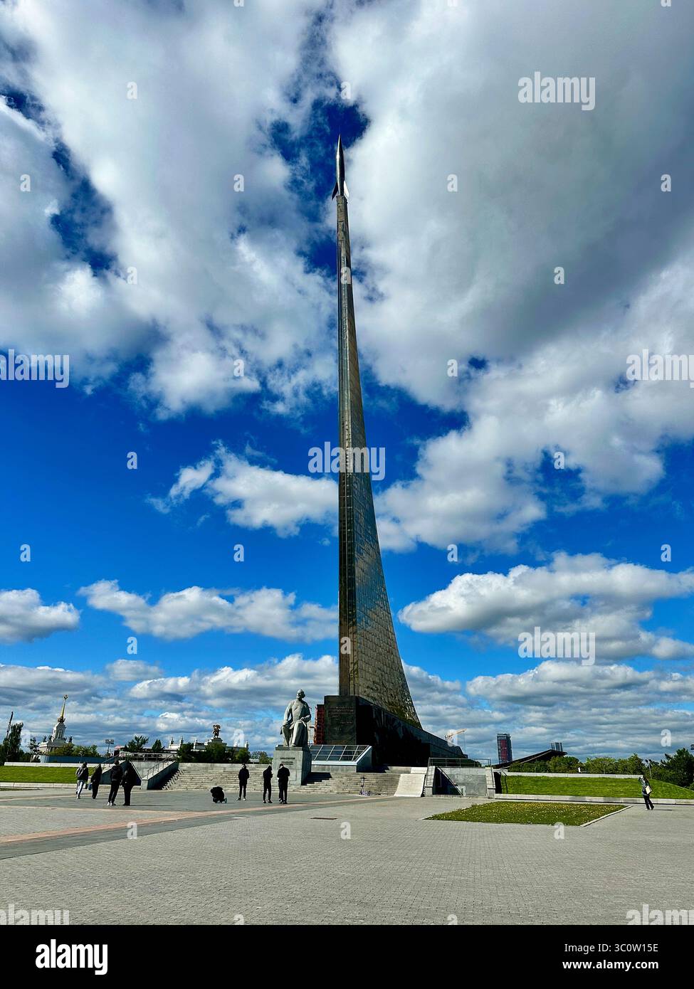 Denkmal für die Eroberer des Weltraums Moskau - Skyward Rocket Obelisk Stockfoto