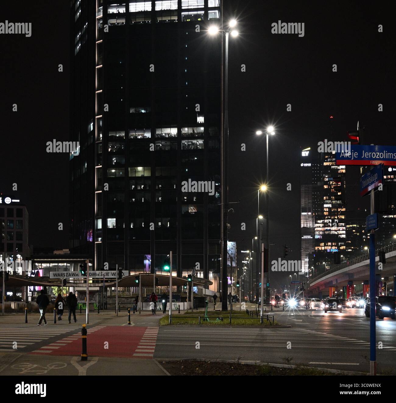 Nacht, Stadt, Stadtlandschaft, Architektur, Außenansicht Des Gebäudes, Verkehr, Straße, Wolkenkratzer, Beleuchtungsausrüstung, Städtische Skyline, Downtown District, Modern, Dämmerung, Straße, Stadt Stockfoto