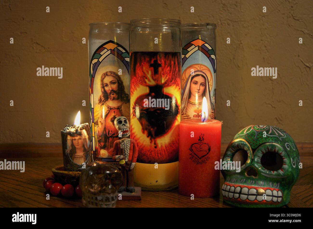 Mexikanische religiöse Volkskunst-Altar mit Figurinen Stockfoto