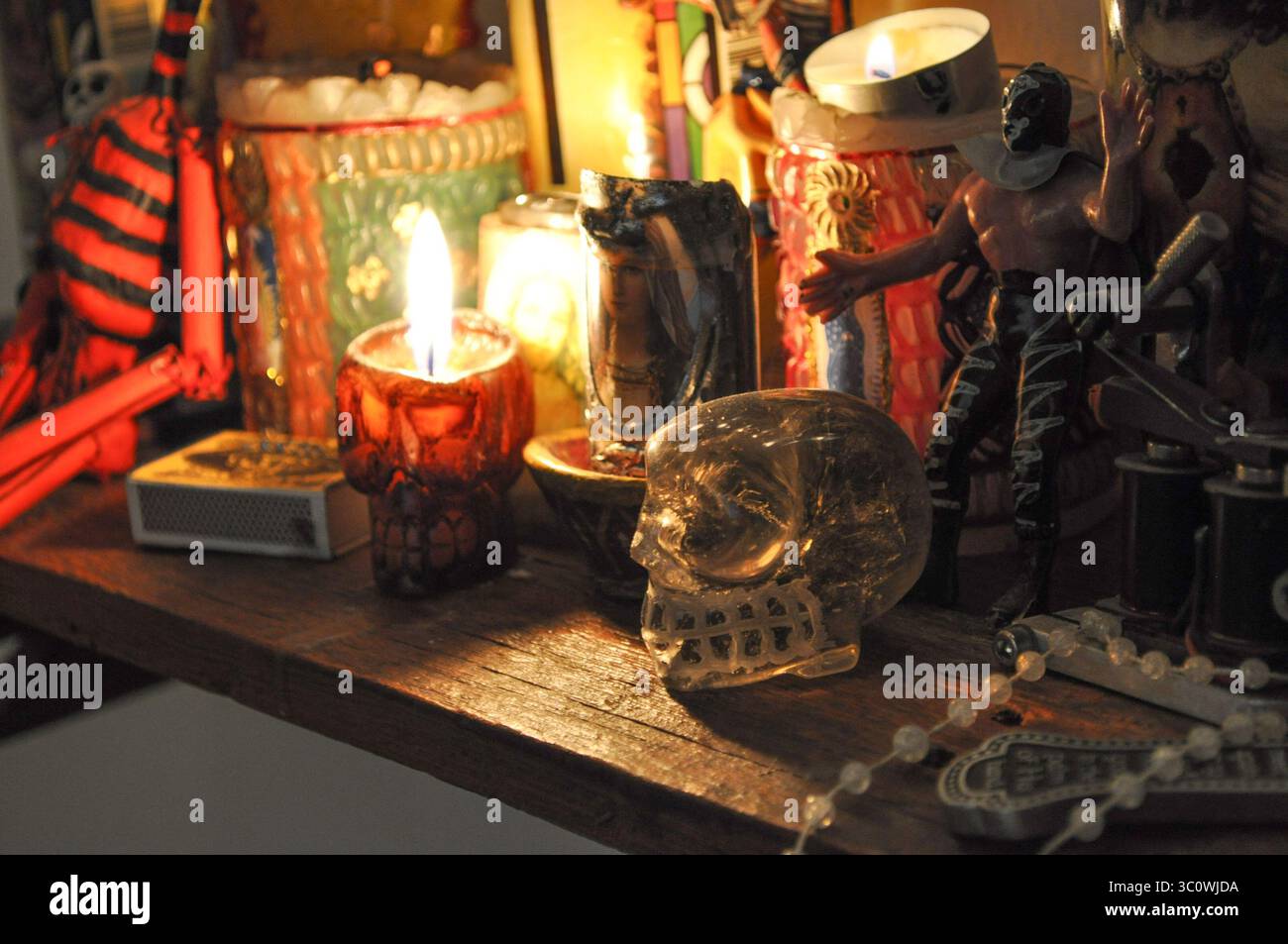 Mexikanische religiöse Volkskunst-Altar mit Figurinen Stockfoto