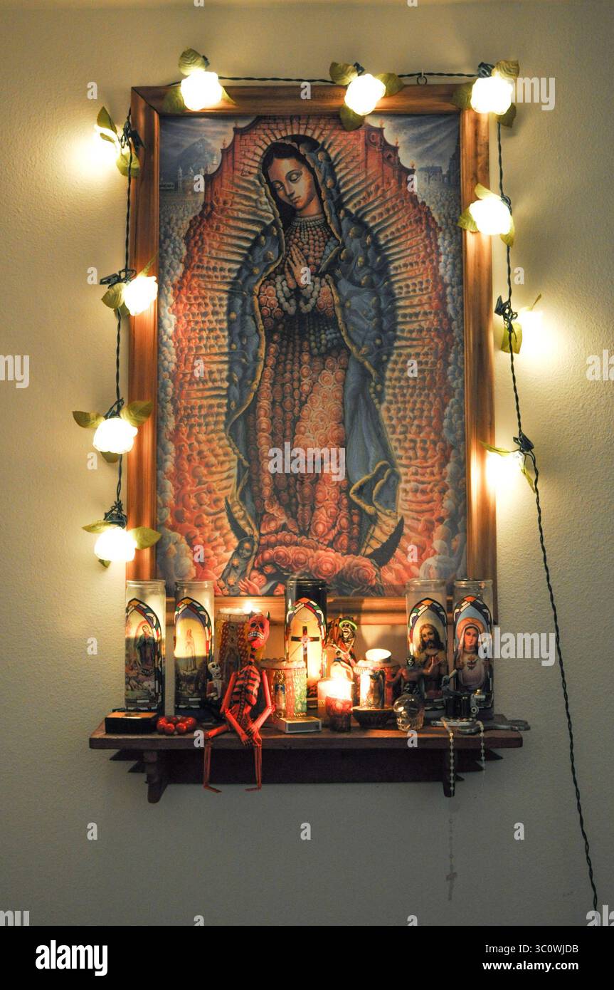 Mexikanische religiöse Volkskunst-Altar mit Figurinen Stockfoto