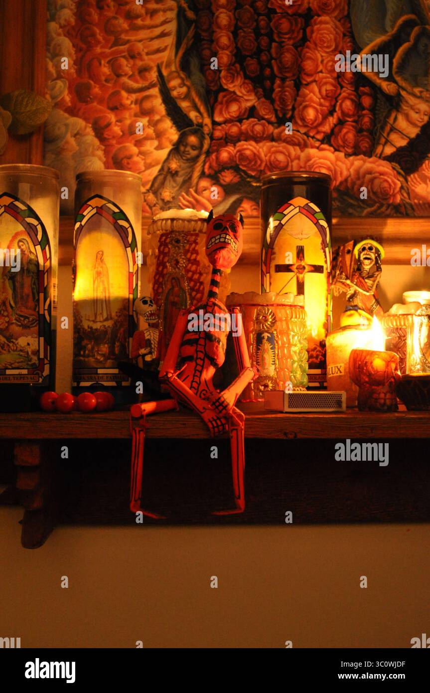 Mexikanische religiöse Volkskunst-Altar mit Figurinen Stockfoto