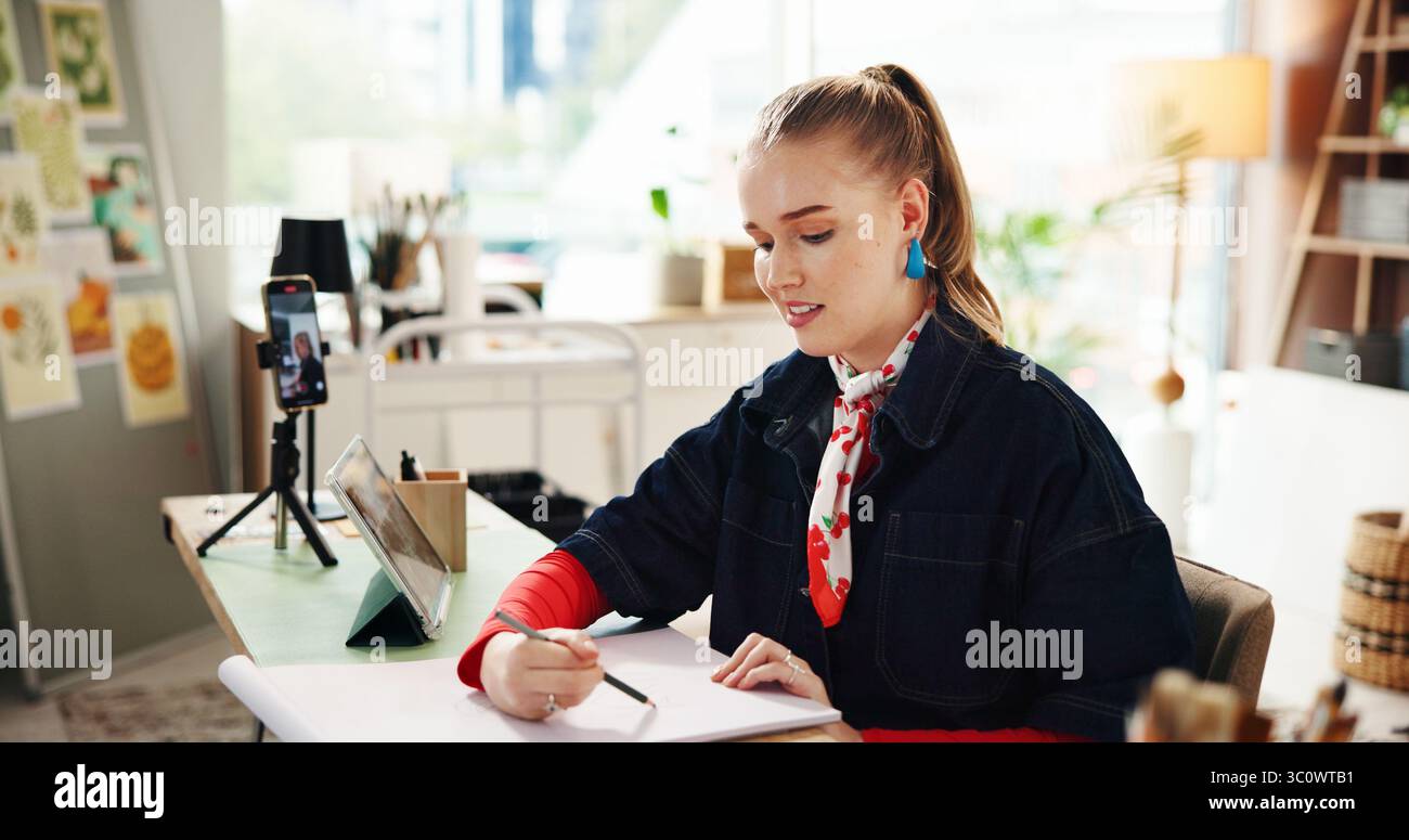 Künstler, Telefonaufnahme oder Frau mit Zeichnung im Heimstudio für Beratung, Technik oder digitalen Unterricht. Influencer, Person und Skizzierentwurf live Stockfoto