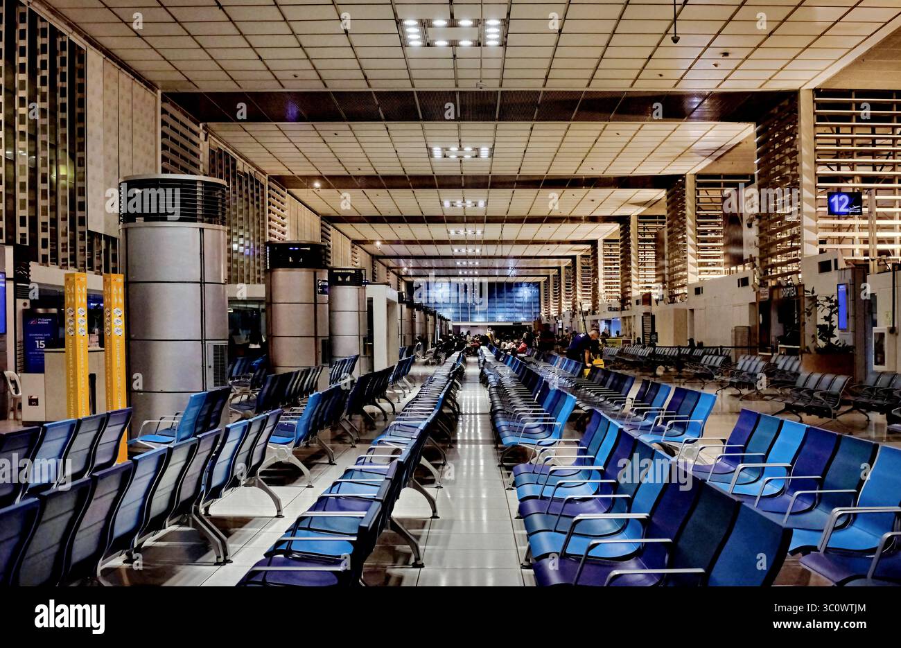 Ein Teil des vor dem Abflug gelegenen Terminals 3 des 75 Jahre alten internationalen Flughafens Ninoy Aquino in Manila, der derzeit renoviert wird. Stockfoto
