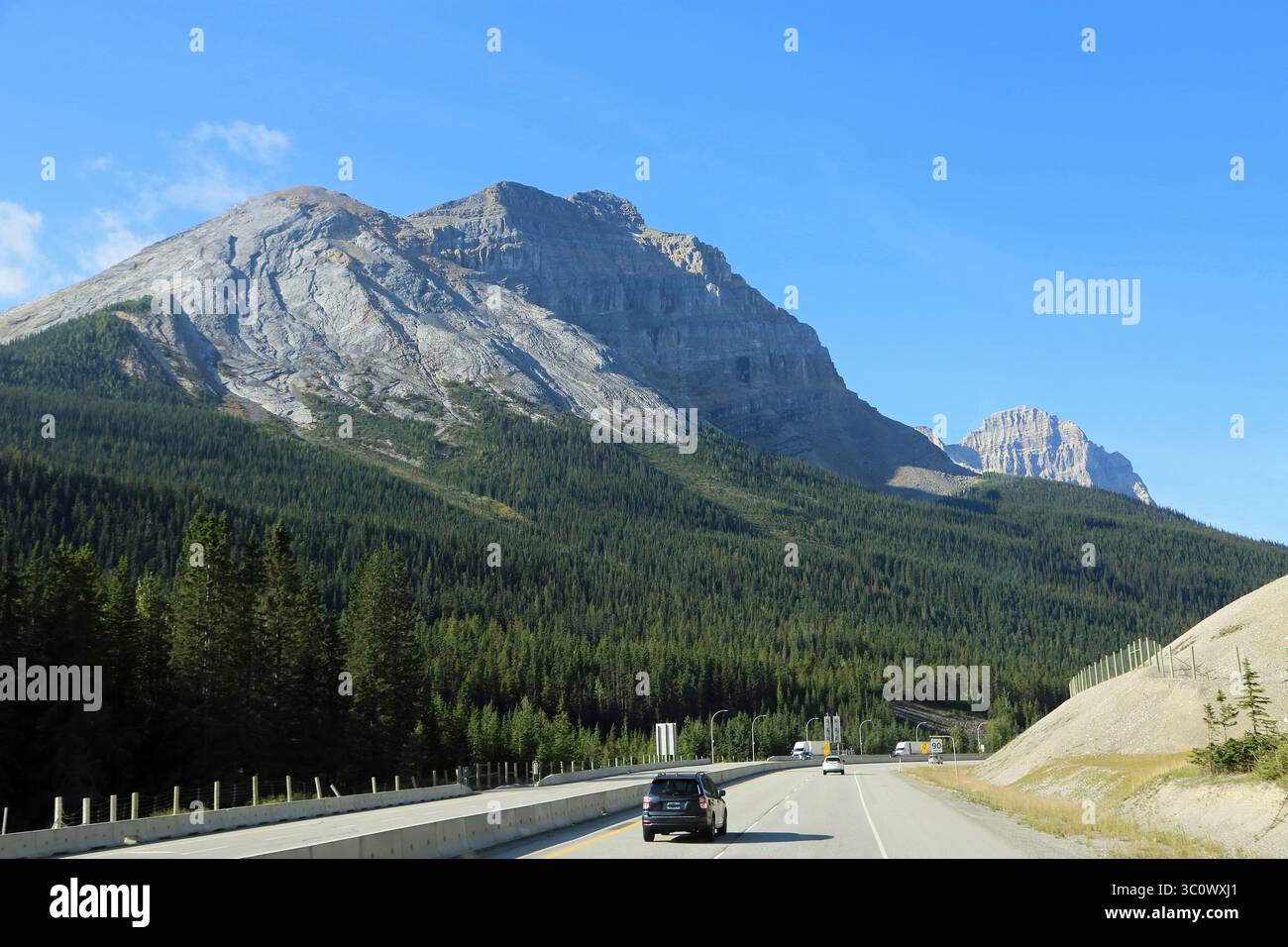 TransCanada Highway and Cathedral Formation – Yoho National Park, British Columbia, Kanada Stockfoto TransCanada Highway and Cathedral Formation – Yoho National Park, British Columbia, Kanada Stockfoto