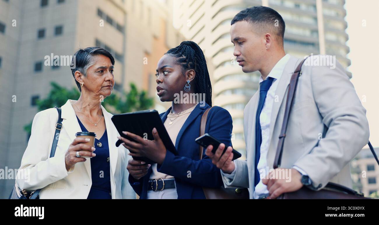 Tablet-, Konversations- und Geschäftsleute in der Stadt, Teamwork und Sorgen mit Inflationsnachrichten. Gruppe, Finanzagentur und Mitarbeiter auf der Straße, Fintech und Stockfoto