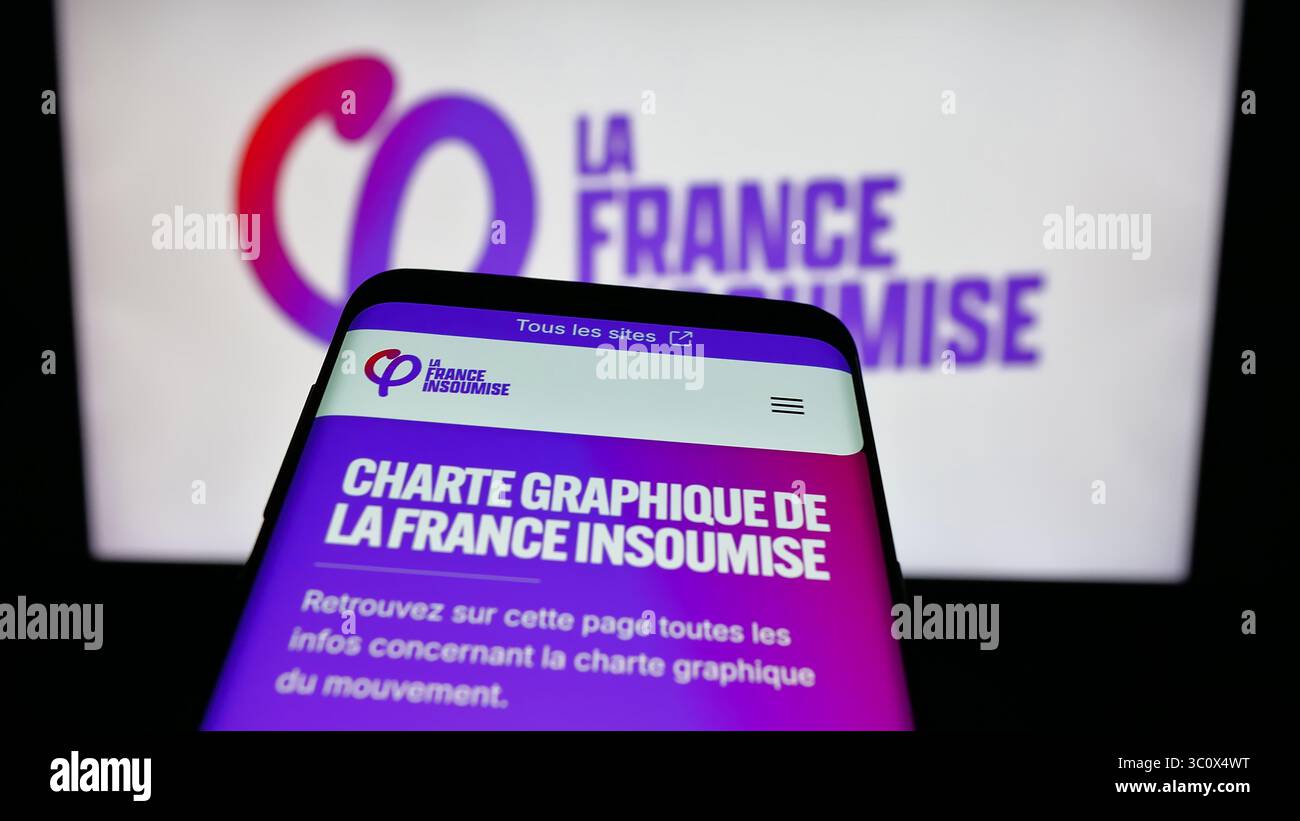 In dieser Abbildung ist ein Mobiltelefon mit der Website der französischen Partei La France Insoumise (FI) auf dem Bildschirm vor dem Logo zu sehen. Stockfoto