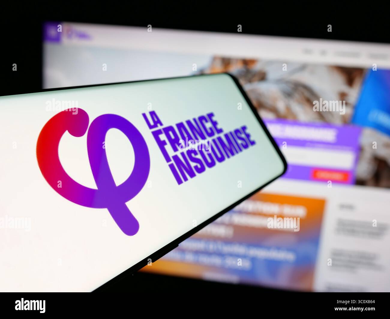 In dieser Abbildung ist ein Smartphone mit dem Logo der französischen Partei La France Insoumise (FI) auf dem Bildschirm vor der Website zu sehen. (Foto von Timon Schneider / SOPA Images/SIPA USA) *** ausschließlich für redaktionelle Nachrichtenzwecke *** Stockfoto