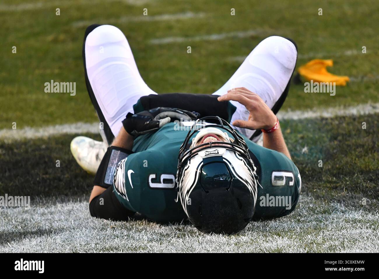 23. Dezember 2018: Philadelphia, PENNSLYVANIA, USA, 30-29 mit weniger als 2 Minuten verbleibender Quarterback NICK FOLES, wird bei einem späteren Treffer von Jadeveon Clowney verletzt und der Wind aus ihm geschlagen. FOLES verließ das Spiel für ein Spiel und zog sich zurück, um die Eagles im Downfield zu führen, um nach Ablauf der Zeit ein 35-Yard-Field-Tor zu erzielen. Die Eagles gewannen 32-30 gegen die Texaner, um ihre Hoffnungen in den Playoffs am Leben zu erhalten. (Kreditbild: © Dick Druckman/ZUMA Wire) Stockfoto