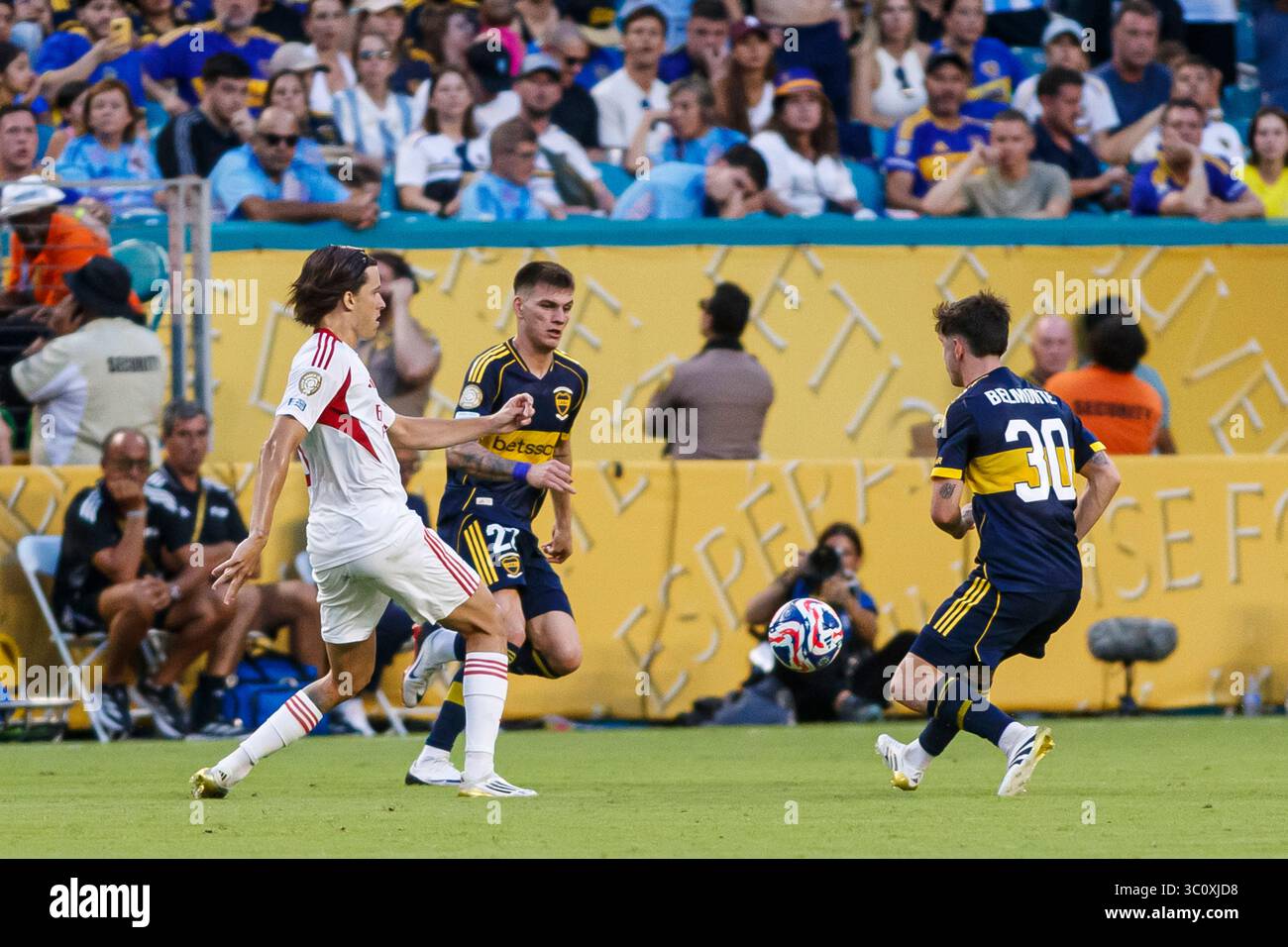 Miami, Florida - 16. Juni: Alvaro Fernandez aus Benfica, Kevin Zenon und Tomas Belmonte von den Boca Juniors während des Spiels zwischen der FIFA Club-Weltmeisterschaft 2025 Stockfoto