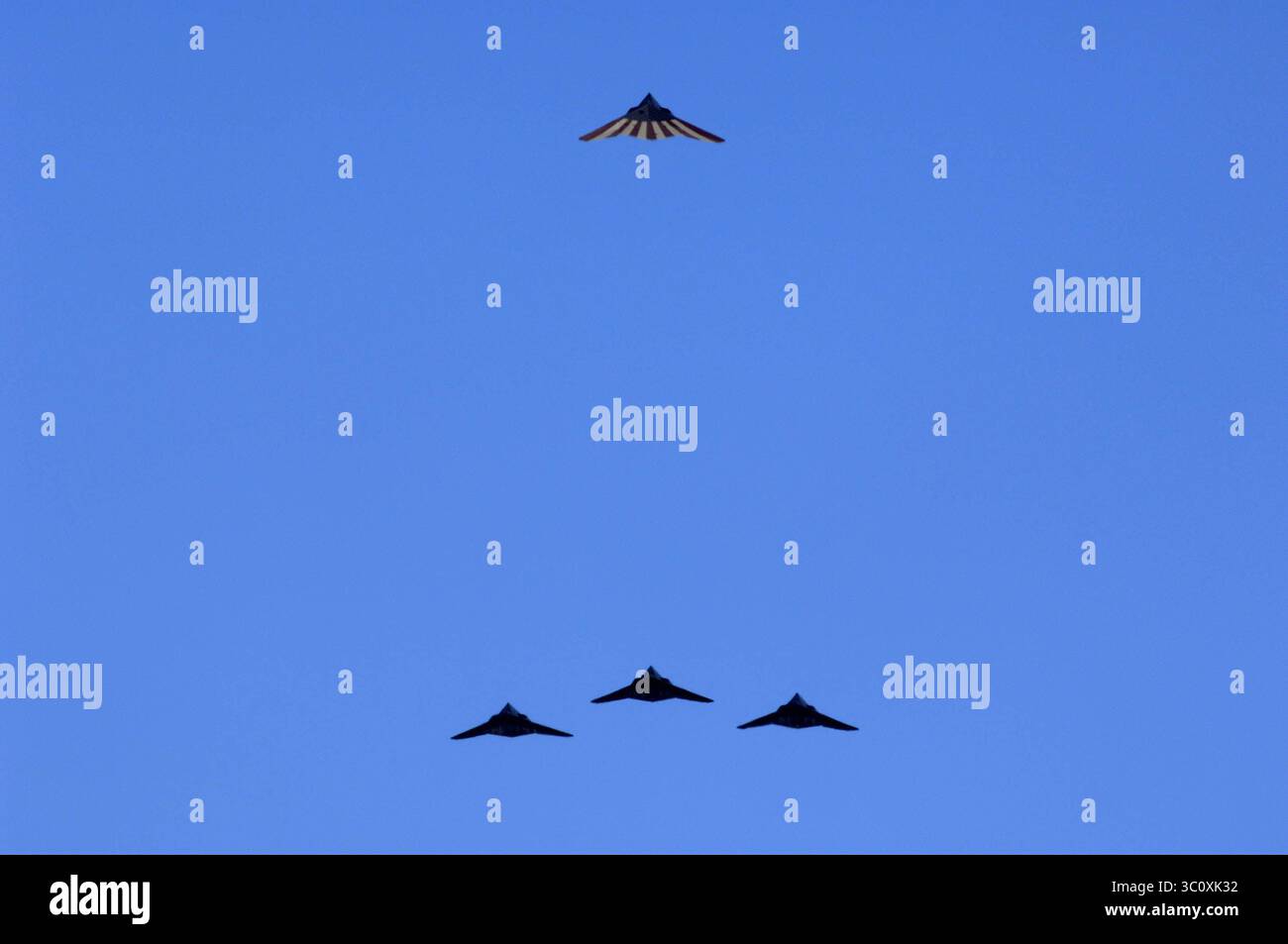 21. April 2007 - Holloman AFB, New Mexico, USA - Four F-117A Nighthawk's führen einen letzten Überflug bei der Sunset Stealth-Ruhestandszeremonie im Holloman AFB, N.M., 21. April 2008 durch. Die F-117A flog unter der Flagge des 49th Fighter Wing auf der Holloman Air Force Base in New Mexico von 1992 bis zu ihrer Aussetzung im Jahr 2008. (Bild: © U.S. Air Force/ZUMA Wire/ZUMAPRESS.com) Stockfoto