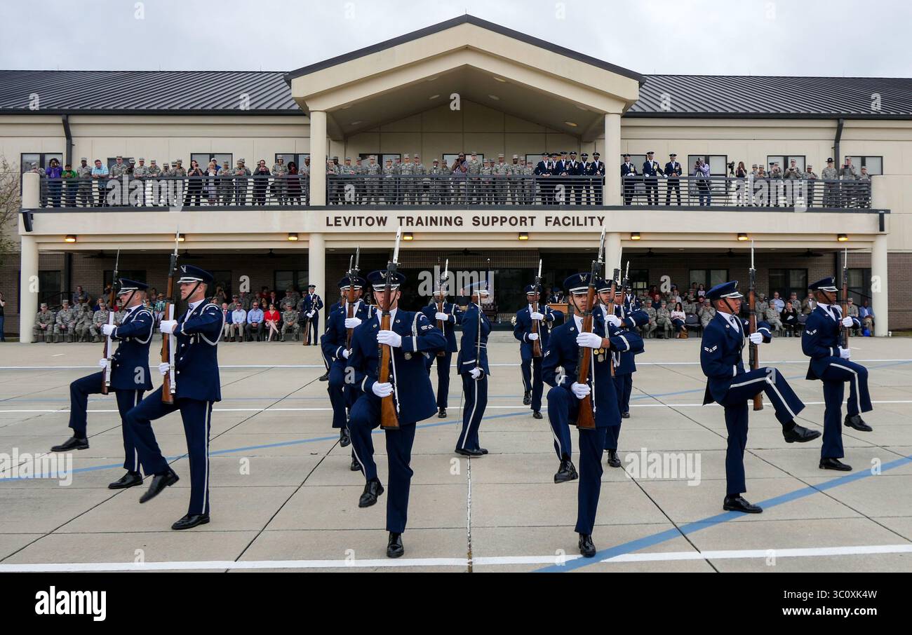 10. März 2017 - Keesler Air Force Base, Mississippi, USA - das United States Air Force Honor Guard Drill Team verlässt seine 2017-Routine während des 81. Training Group Drill Down auf der Levitow Training Support Facility Bohrstation am 10. März 2017 auf der Keesler Air Force Base, Miss Das Team kommt jedes Jahr fünf Wochen lang zu Keesler, um eine neue Routine zu entwickeln, die das ganze Jahr über verwendet wird. (Bild: © U.S. Air Force/ZUMA Wire/ZUMAPRESS.com) Stockfoto