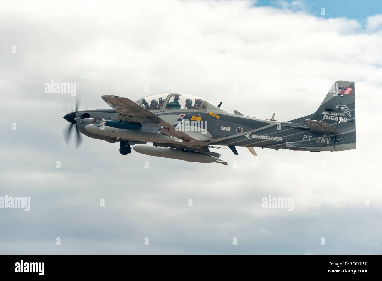 1. August 2017 - Holloman Air Force Base, New Mexico, USA - Ein Embraer EMB 314 Super Tucano A-29-Experimentalflugzeug fliegt über der White Sands Missile Range. Die A-29 nimmt am Light Attack Experiment (OA-X) der US Air Force Teil, einer Reihe von Versuchen, um die Durchführbarkeit von leichten Flugzeugen in Angriffsrollen zu bestimmen. (Bild: © U.S. Air Force/ZUMA Wire/ZUMAPRESS.com) Stockfoto