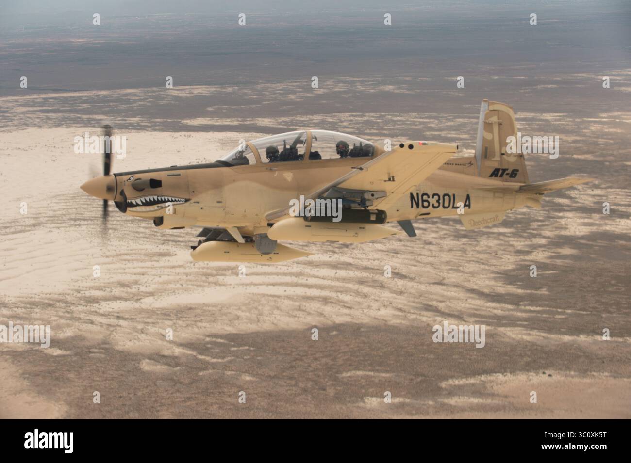 31. Juli 2017 - Holloman Air Force Base, New Mexico, USA - Holloman Air Force Base, NM. (31. Juli 2017) Ein AT-6-Experimentalflugzeug der Beechcraft fliegt über der White Sands Missile Range. Die AT-6 nimmt am Light Attack Experiment (OA-X) der US Air Force Teil, einer Reihe von Versuchen, um die Durchführbarkeit von leichten Flugzeugen in Angriffsrollen zu bestimmen. (Bild: © U.S. Air Force/ZUMA Wire/ZUMAPRESS.com) Stockfoto