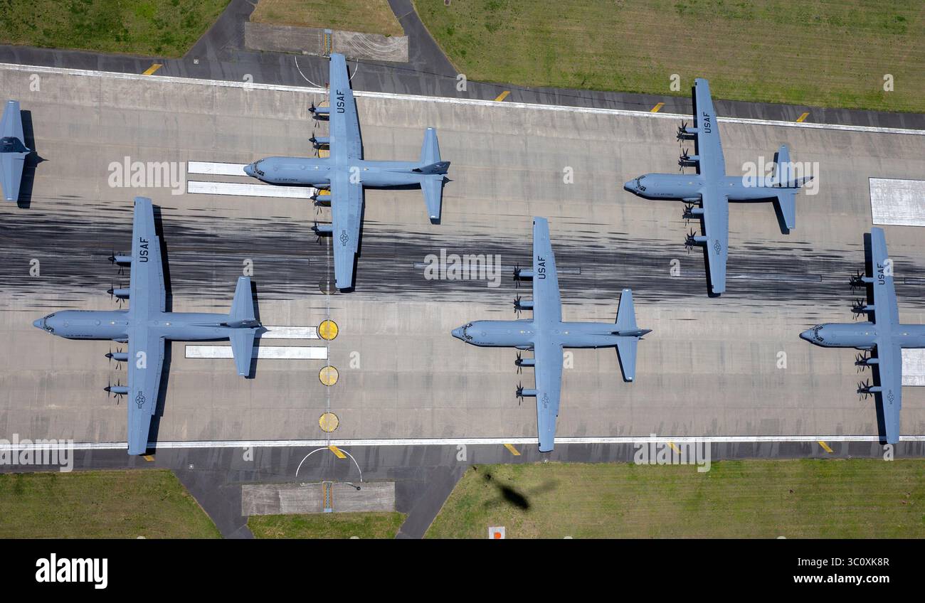 4. Mai 2018 - Yokota Air Base, Tokio, Japan - C-130J Super Hercules von der 36th Airlift Squadron bereiten sich auf den Start während des 374th Airlift Wing Generation Exercise Elephant Walk auf der Yokota Air Base, Japan, 4. Mai 2018 vor. Die Übung wurde durchgeführt, um die Fähigkeit der Flügel zu demonstrieren, Truppen in der gesamten Indo-Pazifik-Region schnell einzusetzen. Die 374th AW unterhält und betreibt die C-130J Super Hercules, C-12 Huron und UH-1N Iroquois und ist damit der wichtigste westpazifische Luftfederpunkt für Friedens- und Eventualoperationen der US Air Force. (Bild: © U.S. Air Force/ZUMA Wire/ZUMAPRESS.c Stockfoto