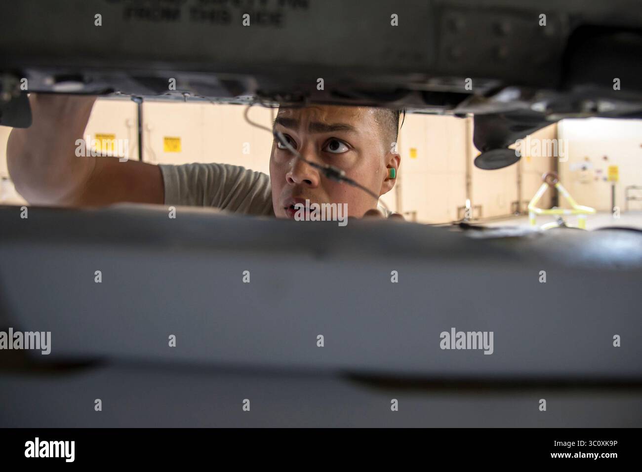 6. April 2018 - Moody Air Force Base, Georgia, USA - Staff Sgt. Jorge Galvez, Leiter des 74th Aircraft Maintenance Unit (AMU) Waffenteam-Team, inspiziert die Ausrichtung einer inerten MK-84-Mehrzweckbombe während eines Wettkampfes am 6. April 2018 auf der Moody Air Force Base, Ga Während des Ladeabschnitts des Wettkampfes wurden die Luftmänner der 74. Und 75. AMU auf ihre Fähigkeit hin untersucht, Munition schnell und effizient auf eine A-10 zu laden. Sie wurden auch nach Kleidung und Aussehen beurteilt und ein schriftlicher Test basierend auf Munitionswissen. (Bild: © U.S. Air Force/ZUMA Wire/ZUMAPRESS.Co Stockfoto