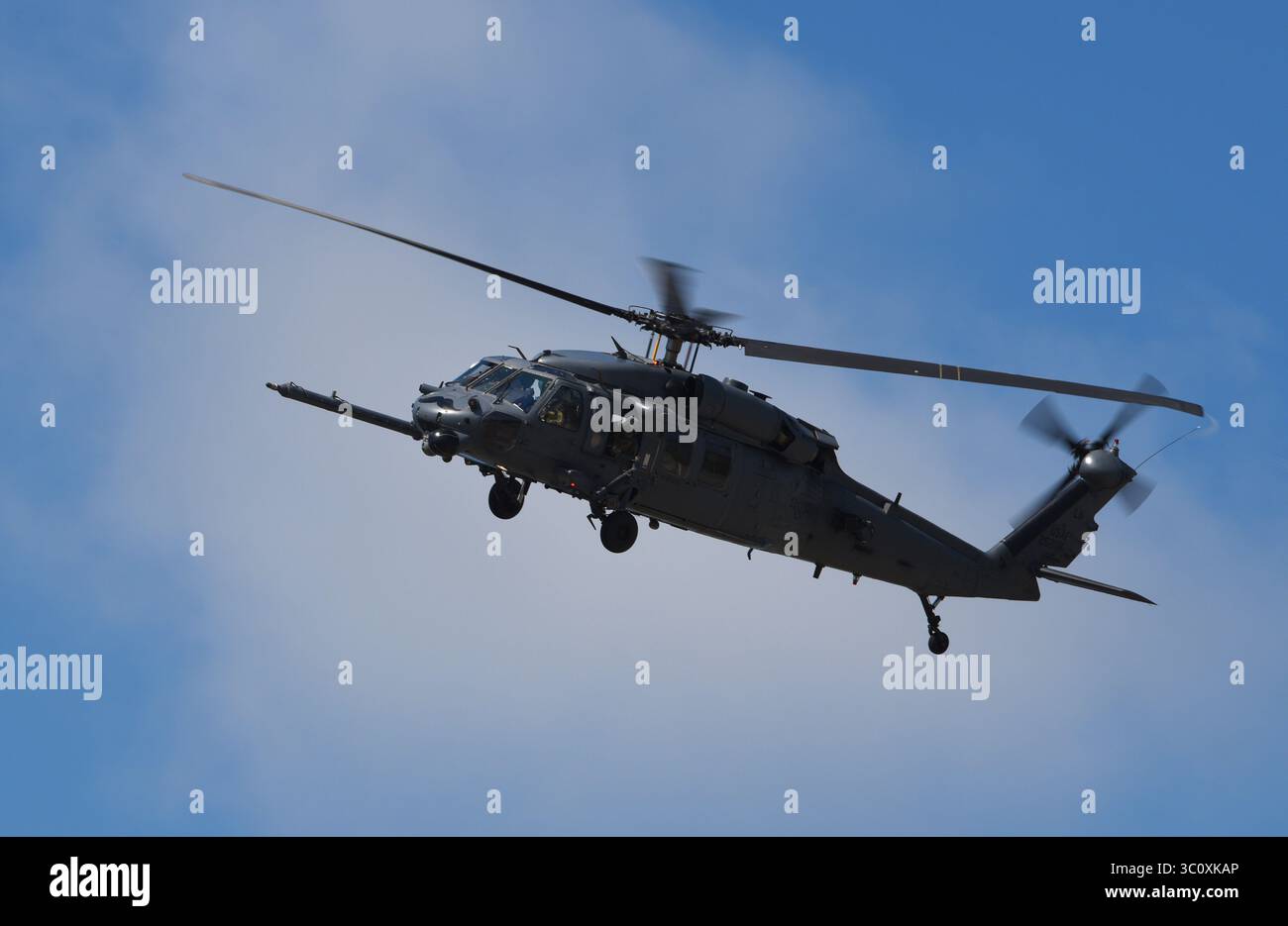 15. Mai 2018 - Brandon, Suffolk, Vereinigtes Königreich - ein HH-60G Pave Hawk startet von der 48th Fighter Wing Fluglinie während eines Abschiedsveranstaltung für die 56th Rescue Squadron bei der Royal Air Force Lakenheath, England, am 15. Mai 2018. Durch die Verlagerung auf den Luftwaffenstützpunkt Aviano in Italien werden strategische Such- und Rettungskapazitäten für die Einsatzgebiete in Europa und Afrika bereitgestellt und einzigartige Ausbildungsmöglichkeiten für die Einheiten mit Partnern und Verbündeten in der Region geschaffen. (Bild: © U.S. Air Force/ZUMA Wire/ZUMAPRESS.com) Stockfoto