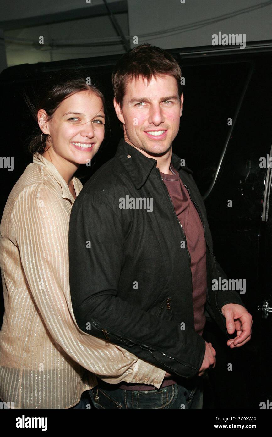 18. Dezember 2005, Miami Beach, Florida, USA: Der Mega-Star TOM CRUISE hat ein besonderes Abendessen zum 27. Geburtstag oder seine wunderschöne schwangere Braut KATIE HOLMES im Estefan's Restaurant Larrios on the Beach on Ocean Drive. Das Paar sah absolut strahlend und glücklich aus, als Toms Bodyguards mitbrachte, schien es, als wären sie Designer-Geburtstagsgeschenke für das Auto (Gucci usw.). (Kreditbild: © SMG via ZUMA Press Wire) Stockfoto 18. Dezember 2005, Miami Beach, Florida, USA: Der Mega-Star TOM CRUISE hat ein besonderes Abendessen zum 27. Geburtstag oder seine wunderschöne schwangere Braut KATIE HOLMES im Estefan's Restaurant Larrios on the Beach on Ocean Drive. Das Paar sah absolut strahlend und glücklich aus, als Toms Bodyguards mitbrachte, schien es, als wären sie Designer-Geburtstagsgeschenke für das Auto (Gucci usw.). (Kreditbild: © SMG via ZUMA Press Wire) Stockfoto