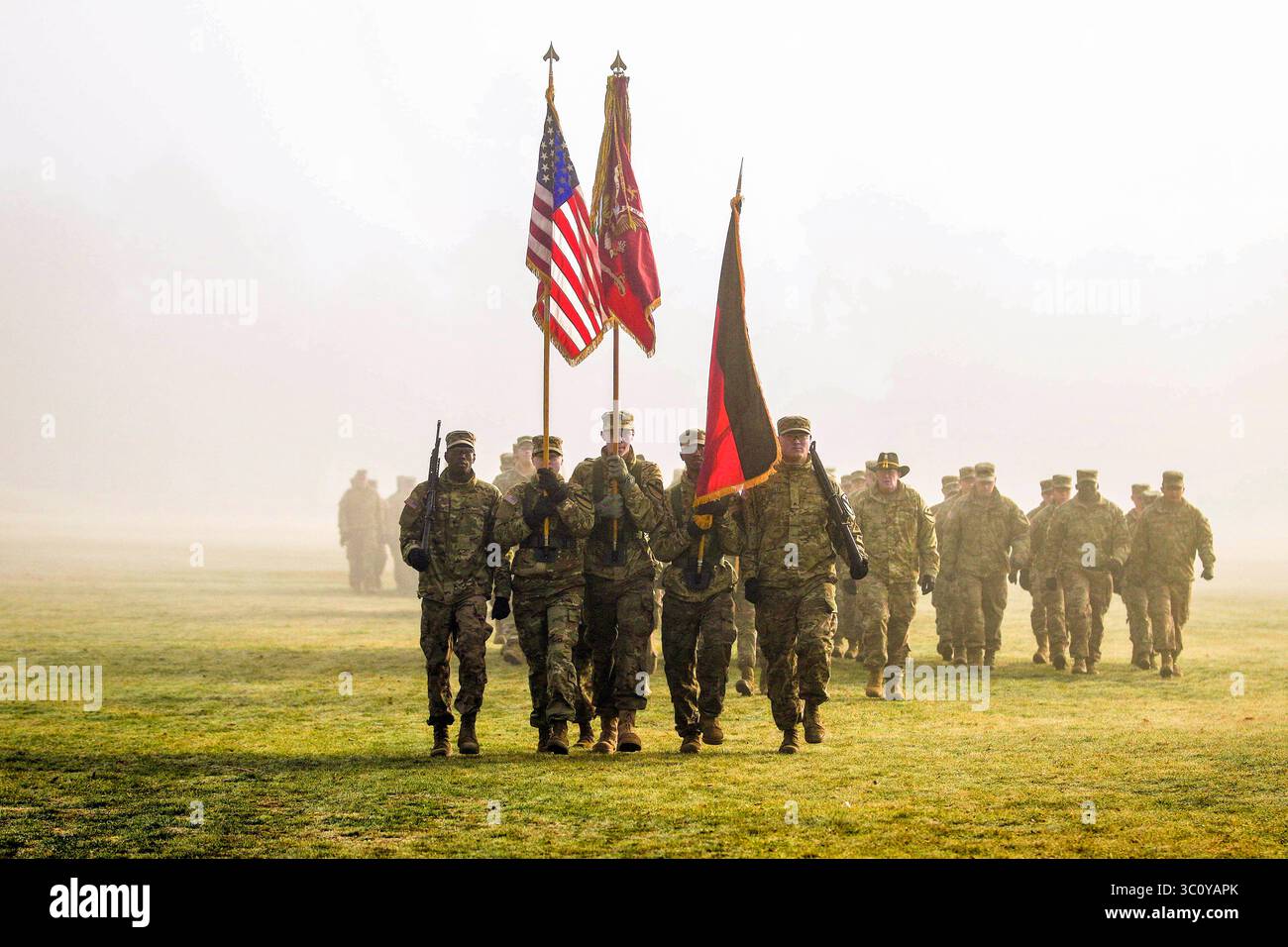 28. Dezember 2018 - Grafenwoehr, Deutschland - das 1. Bataillon, 82. Feldartillerie-Regiment, 1. Panzerbrigade Combat Team, 1. Kavallerie-Division, Farbwache marschiert vom Paradefeld der Tower Barracks nach einer Zeremonie zur Wiedereingliederung des Bataillons auf dem Grafenwoehr-Trainingsgelände, Deutschland, 28. Dezember 2018. 34 Soldaten wurden während der Zeremonie erneut engagiert. Diese Einheit entsandte sich nach Europa, um den Atlantik-Resolve zu unterstützen, ein dauerhaftes Training zwischen NATO und US-Streitkräften. (Bild: © U.S. Army/ZUMA Wire/ZUMAPRESS.com) Stockfoto
