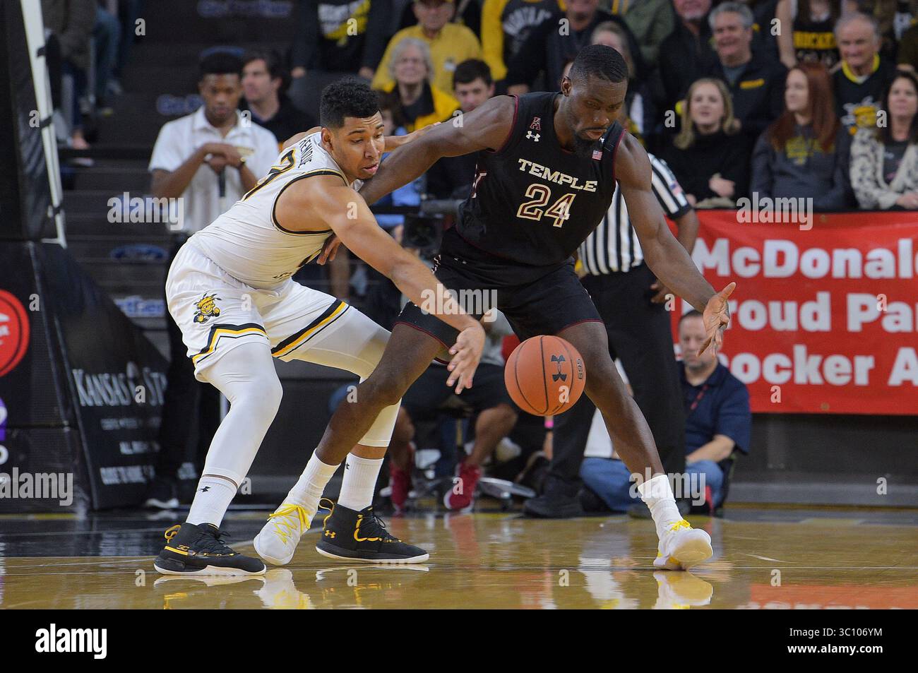6. Januar 2019: Jaime Echenique (21) gibt den Innenpass für das Temple Ewls Center Ernest Aflakpui (24) an, um während des NCAA Basketballspiels zwischen den Temple Ewls und den Wichita State Shockers in der Charles Koch Arena in Wichita, Kansas, einen Steal aufzunehmen. Kendall Shaw/CSM(Kreditbild: &Copy; Kendall Shaw/CSM via ZUMA Wire) Stockfoto