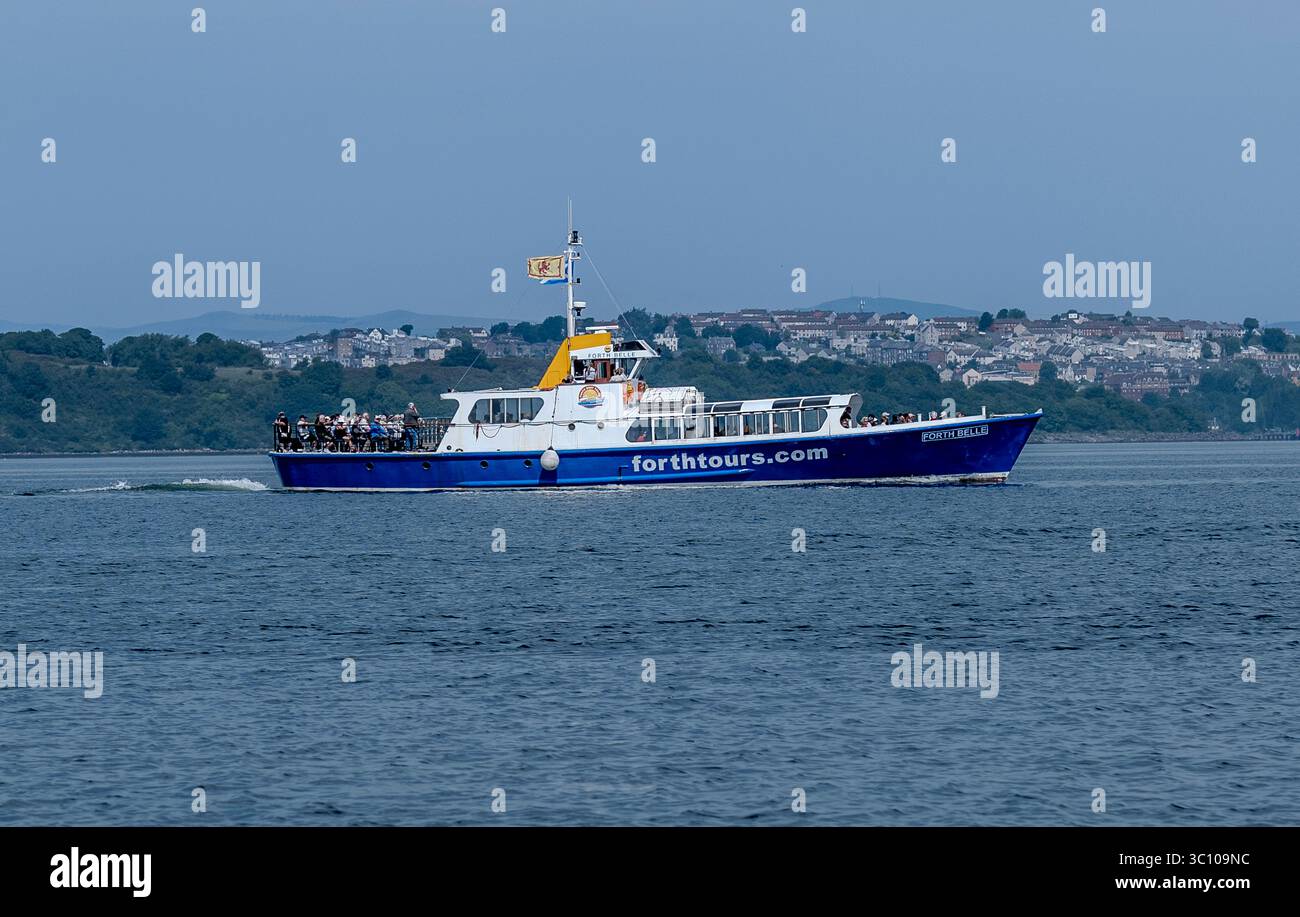 Forth Tours Flussboot auf einer Tour flussabwärts mit Inverkeithing und Dalgety Bay im Hintergrund Stockfoto