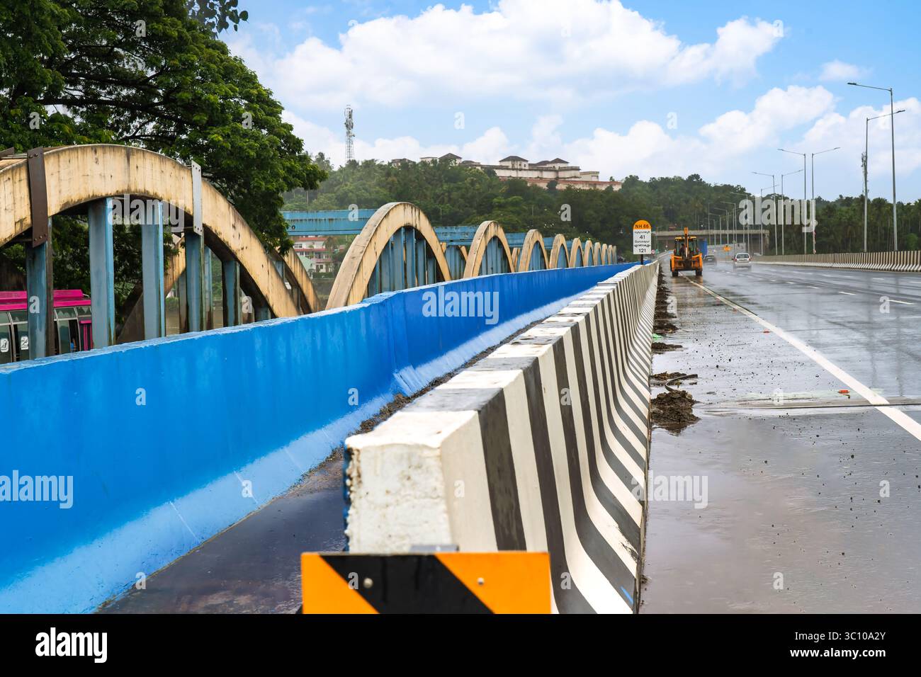 Die Kuttippuram Bridge ist eine 1953 erbaute Brücke, die Kuttippuram mit der Region Thavanur Ponnani im Bezirk Malappuram, Kerala, verbindet. Stockfoto