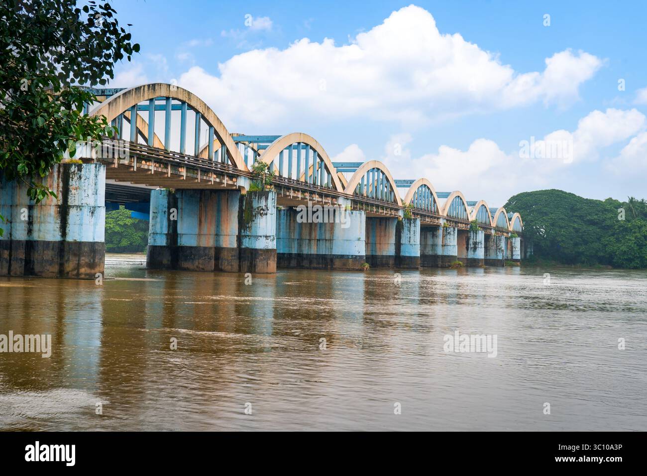 Die Kuttippuram Bridge ist eine 1953 erbaute Brücke, die Kuttippuram mit der Region Thavanur Ponnani im Bezirk Malappuram, Kerala, verbindet. Stockfoto