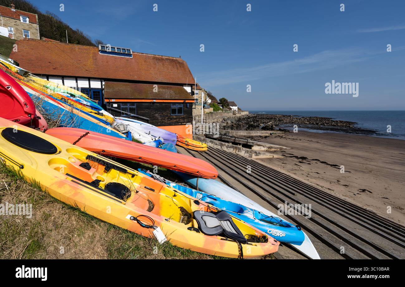 Runswick Bay Lifeboat House und farbenfrohe Kanus Stockfoto