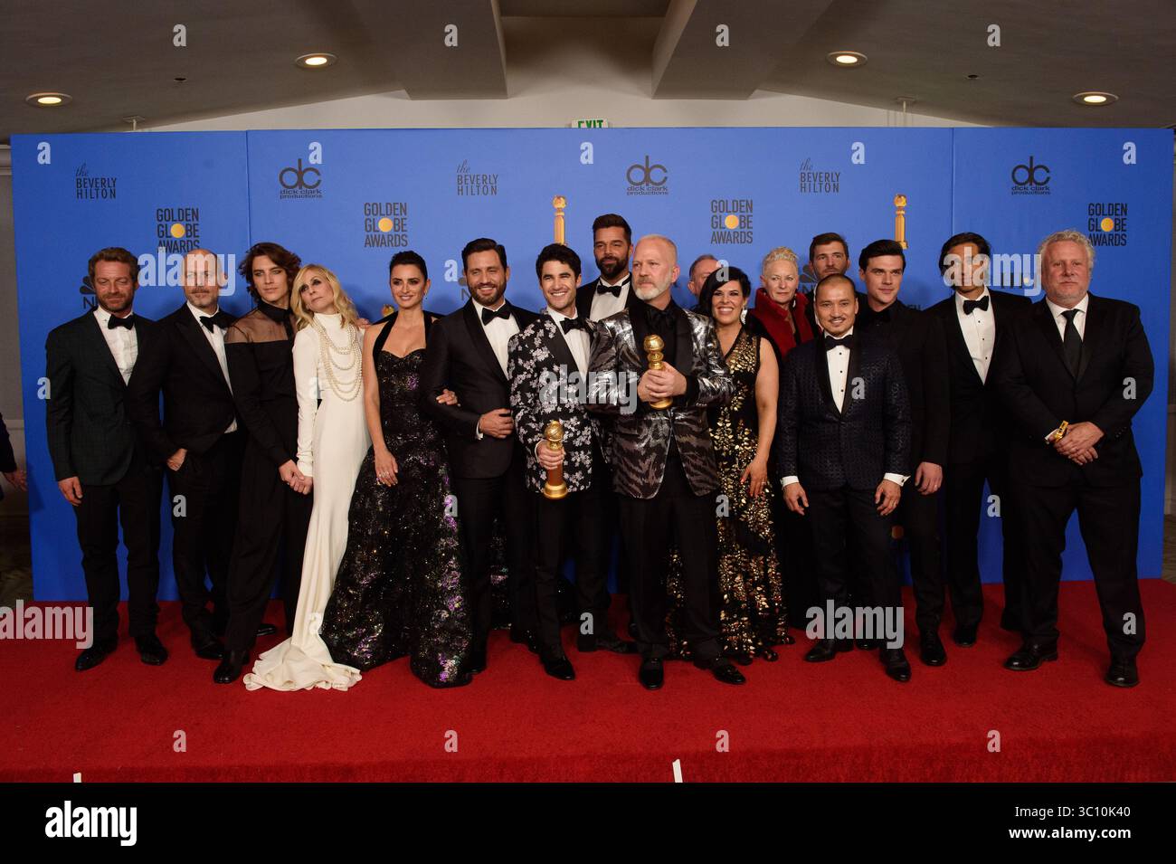 6. Januar 2019 - Beverly Hills, Kalifornien, USA - nachdem Tom Rob Smith, Daniel Minahan, Cody Fern, Judith Light, den Golden Globe für die beste Fernsehserie gewonnen hatte, wurde er für das Fernsehprogramm „The Attentation of Gianni Versace: American Crime Story“ (FX Networks) mit dem Titel „The Assassination of Gianni Versace: American Crime Story“ ausgezeichnet. Penelope Cruz, Edgar Ramirez, Darren Criss, Ricky Martin, Ryan Murphy, Alexis Martin Wodall, Lou Eyrich, Jon Jon Briones, Finn Wittrock, Brad Falchuk, und Larry Karaszewski posiert mit dem Preis hinter der Bühne im Presseraum bei den 76. jährlichen Golden Globe Awards im Beverly Hilton in Beverly Hills. (Gutschrift I Stockfoto