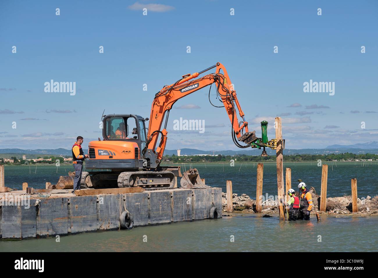 Dies ist das erste einer Reihe von Großprojekten zur Wiederherstellung der Ufer des Rhône-Sète-Kanals, die 2021-2027 in die interregionale staatliche Region Rhô aufgenommen wurden Stockfoto
