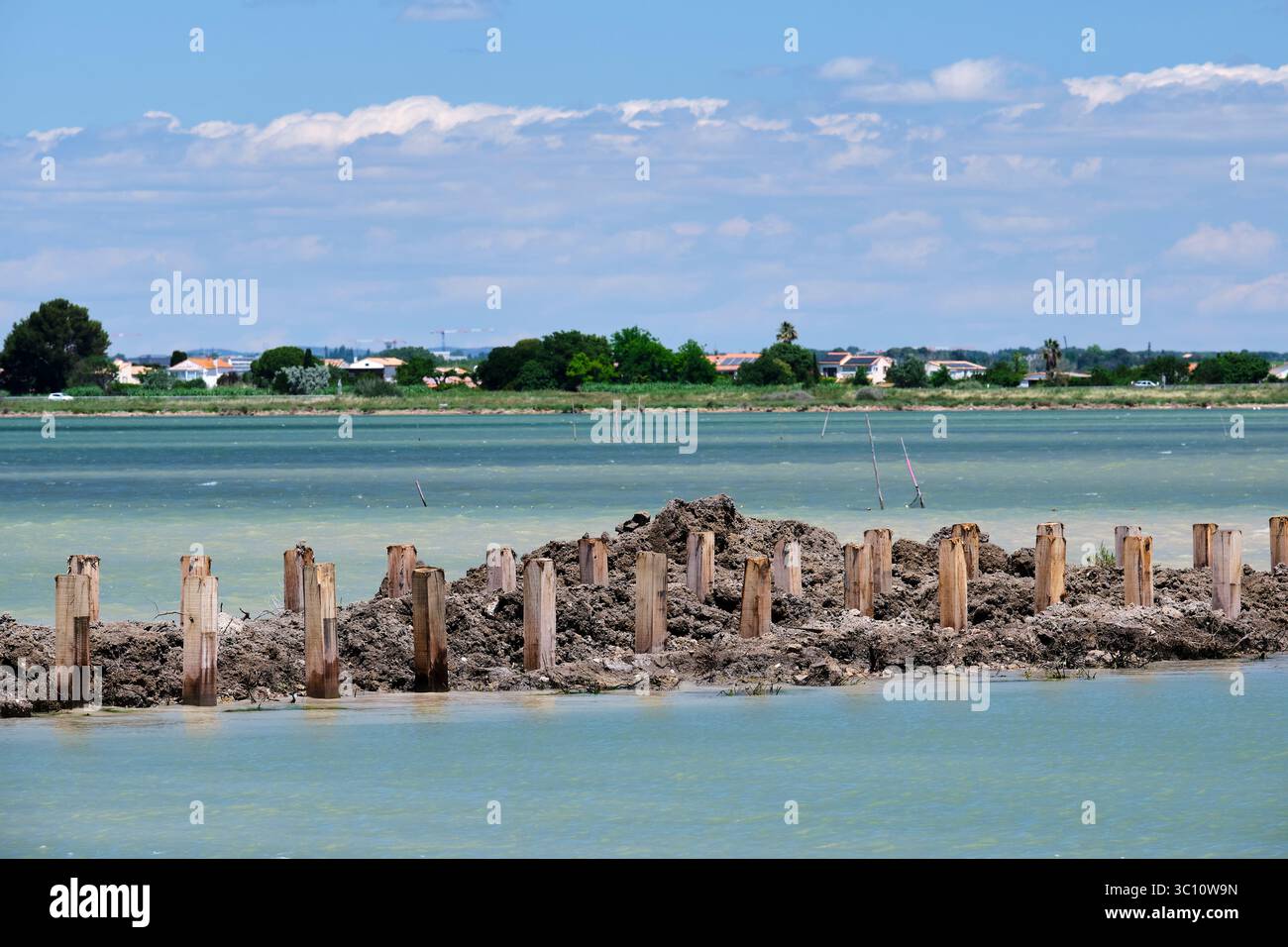Dies ist das erste einer Reihe von Großprojekten zur Wiederherstellung der Ufer des Rhône-Sète-Kanals, die 2021-2027 in die interregionale staatliche Region Rhô aufgenommen wurden Stockfoto