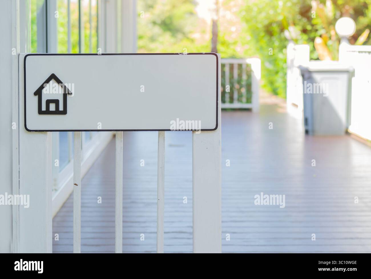 Mockup und Vorlage leerer Rahmen für Logo oder Text auf der Außenseite vor dem modernen Balkon des Hauses. Stockfoto