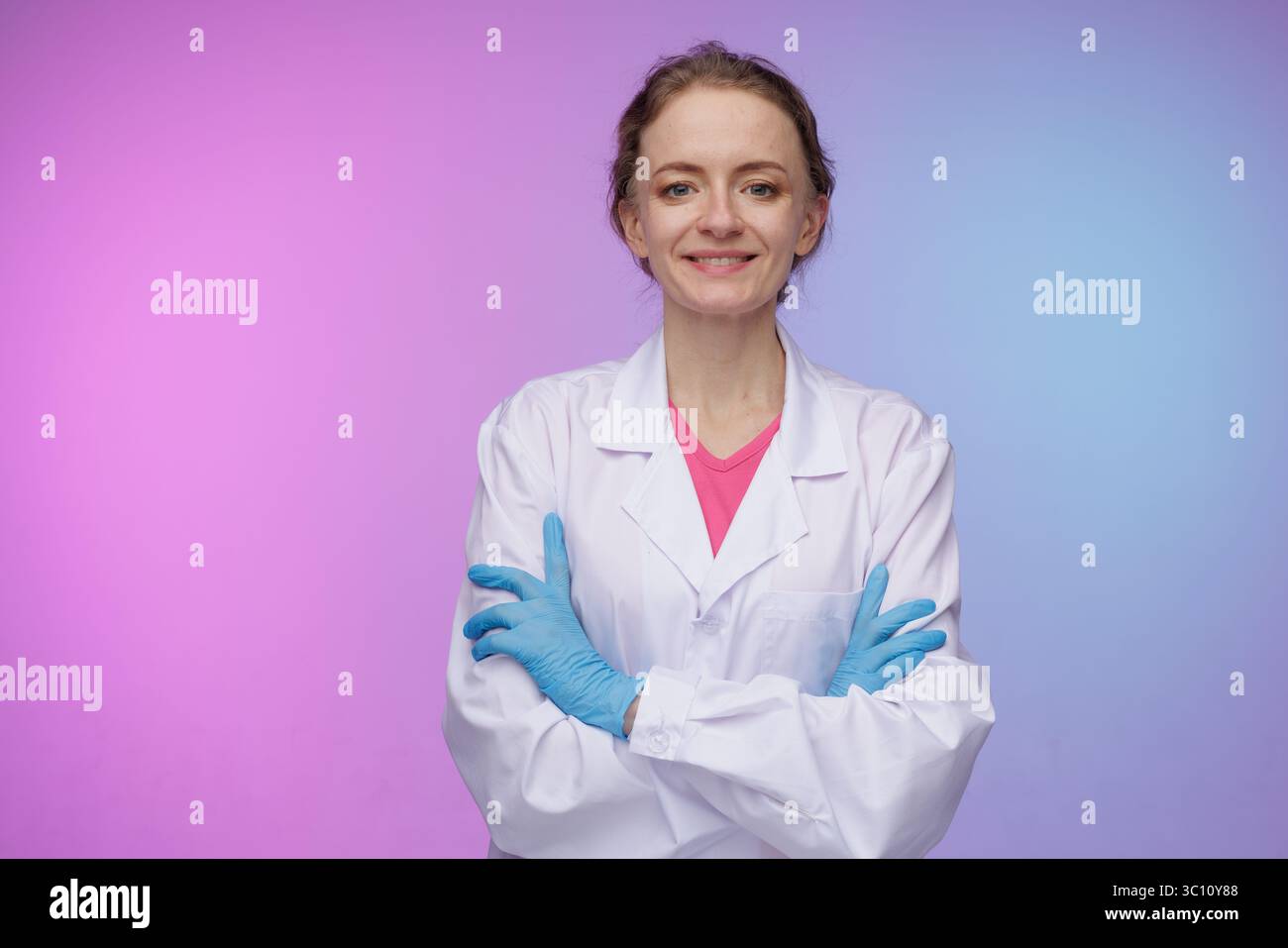 Porträt der modernen Ärztin auf Neonhintergrund, modernes Medizinkonzept Stockfoto