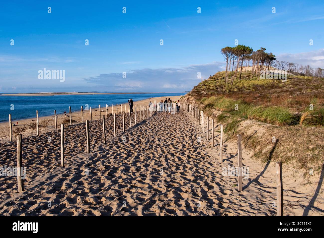 La Teste-de-Buch (Südwestfrankreich): Strand „plage du Petit-Nice“. Touristen genießen die Sonne am Strand im Herbst. Blick auf das Meer, den Atlantik Stockfoto