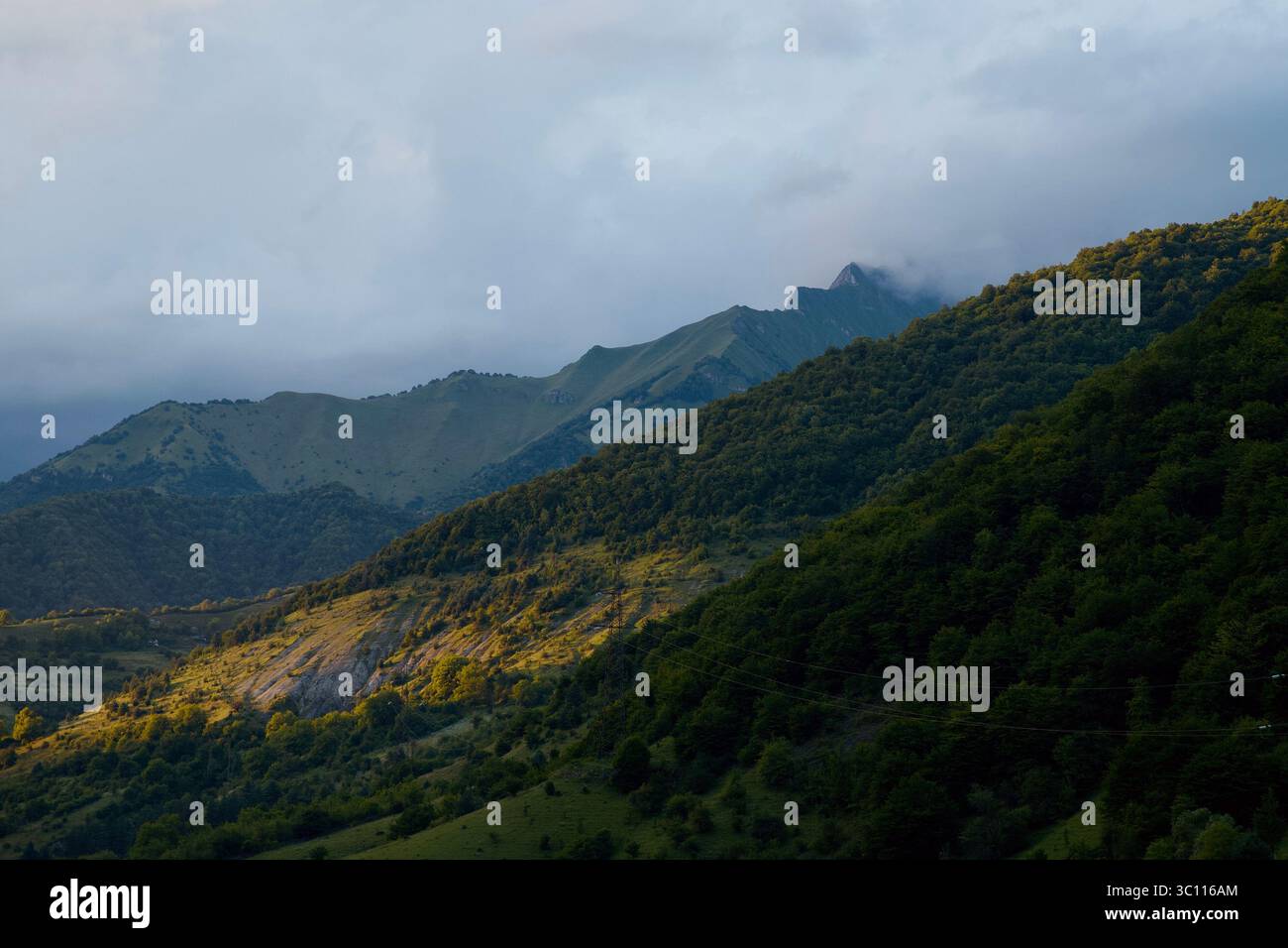Ein zerklüfteter Abschnitt entlang der Georgian Military Road, wo verlassene Dörfer, nebelige Pässe und die Hänge von Tsiphora und Sabadlo den verblassten spir widerspiegeln Stockfoto