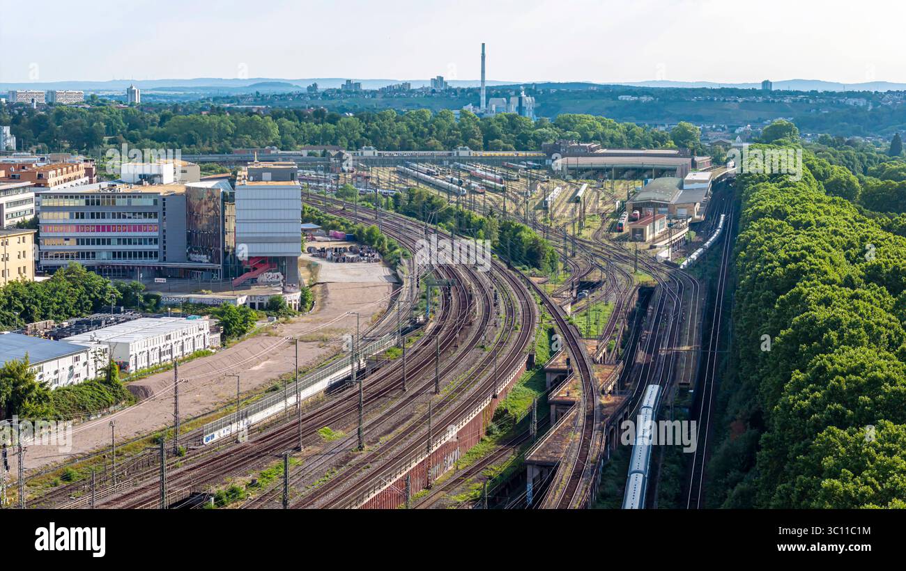 Gleisvorfeld am Hauptbahnhof Stuttgart. Oben der Abstellbahnhof Rosenstein. Hier entsteht die Fertigstellung des Projekts Stuttgart 21 im neuen Wohngebiet. // 20.07.2025. Baden-Württemberg, Deutschland *** Gleisvorfeld am Stuttgarter Hauptbahnhof über dem Stallhof Rosenstein Fertigstellung des Projekts Stuttgart 21 in einem neuen Wohngebiet 20 07 2025 Baden Württemberg, Deutschland Stockfoto
