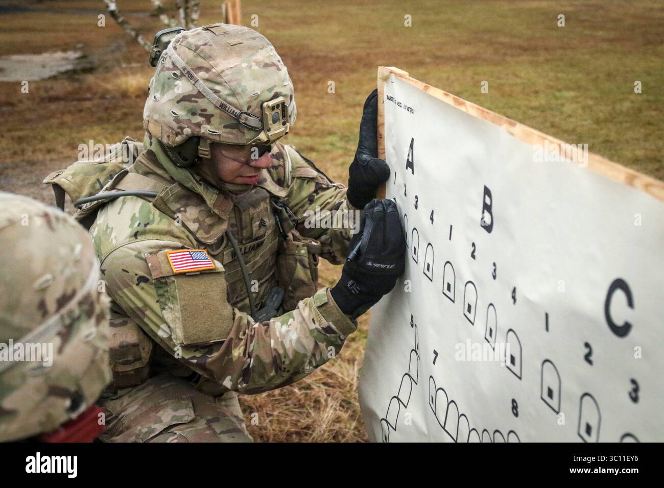 7. Januar 2019: Grafenwoehr, Deutschland - US Army Sgt. Williams Infanterie der Alpha Kompanie, 2. Bataillon, 5. Kavallerie-Regiment, 1. Panzerbrigade Combat Team, 1. Kavallerie-Division, markiert den Aufprall einer Kugel auf ein Papierziel während der Waffenqualifikation in Grafenwoehr, Deutschland, 7. Januar 2018. Die Alpha Company qualifizierte sich während ihres Einsatzes in Europa zur Unterstützung der Atlantic Resolve, einer dauerhaften Übung zwischen US-Truppen und NATO. (Bild: © U.S. Army/ZUMA Wire/ZUMAPRESS.com) Stockfoto