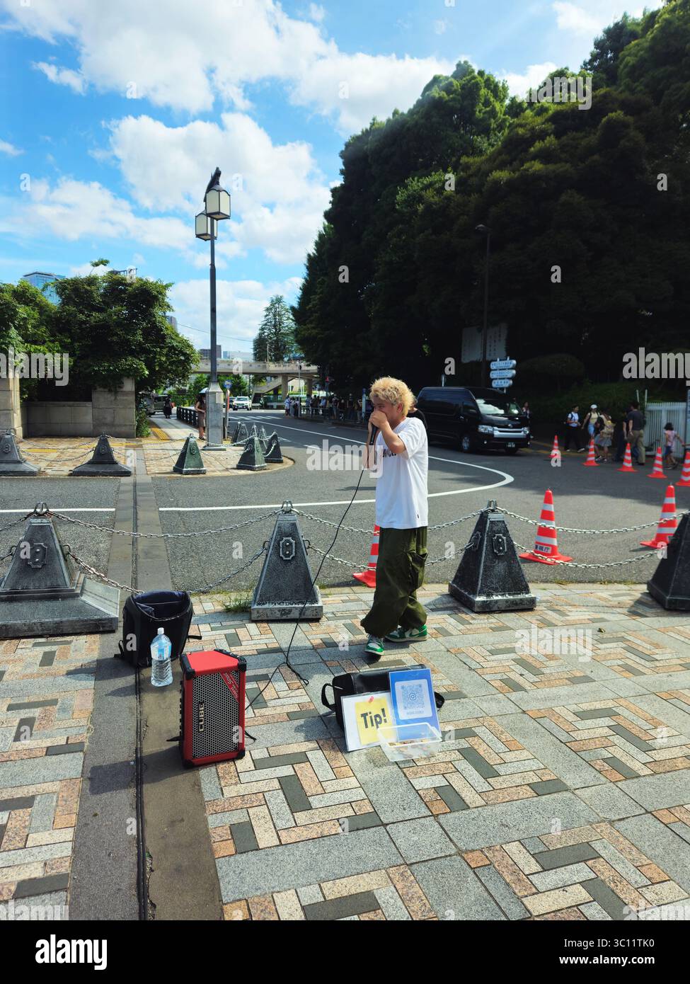 Tokyo Street Beatbox Performer mit tragbarem Amp in der Nähe von Harajuku Crossing Stockfoto