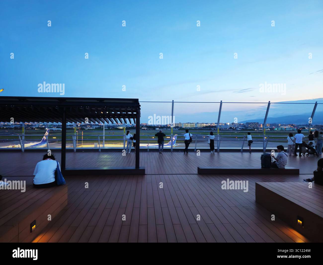 Aussichtsplattform Des Internationalen Flughafens Itami, Osaka - Sonnenuntergang, Flugzeugbeobachtung Auf Der Terrasse Stockfoto