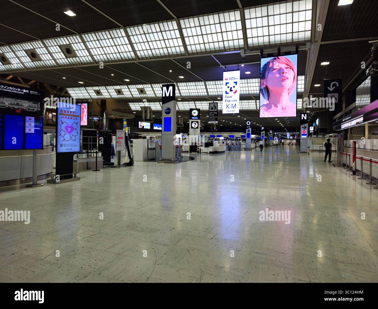 Innenraum der Abflughalle des Flughafens Narita mit Digital Signage und Check-in-Schaltern Stockfoto