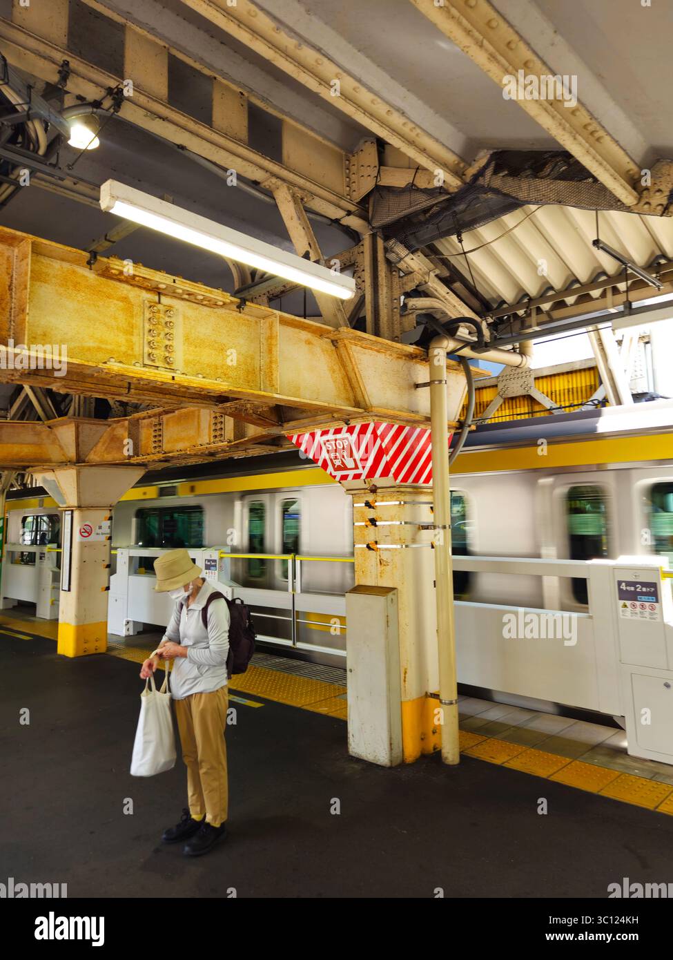 Tokyo Higashi-Nakano Station - Rosted Girder, Moving Chuo–Sobu Line & Waiting Pendler Stockfoto