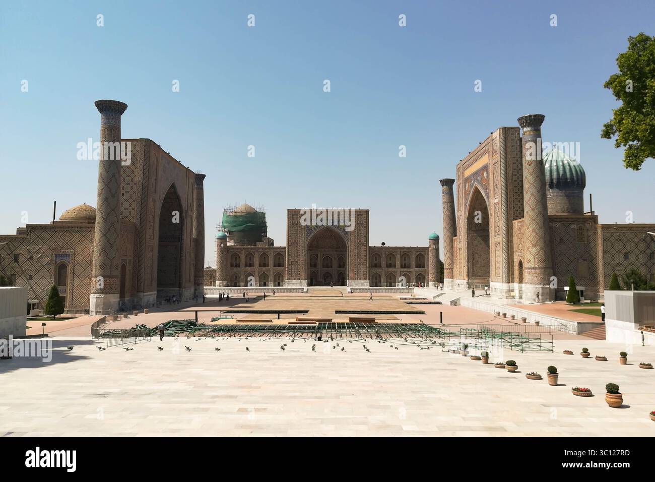 Registan-Platz mit den drei Madrasahs im Zentrum von Samarkand. Stockfoto
