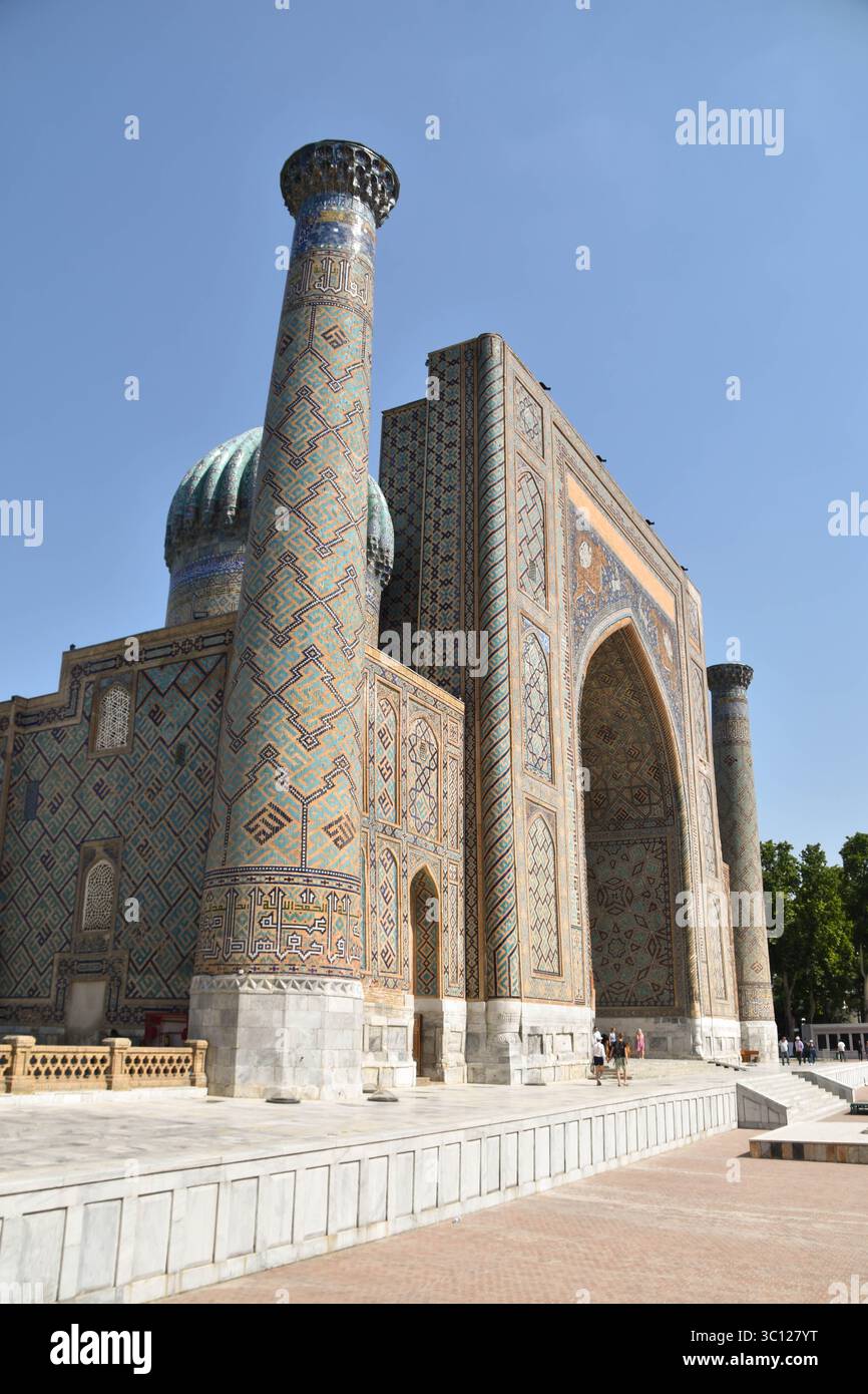 SherDor Madrasah am Registan Square in Samarkand. Stockfoto