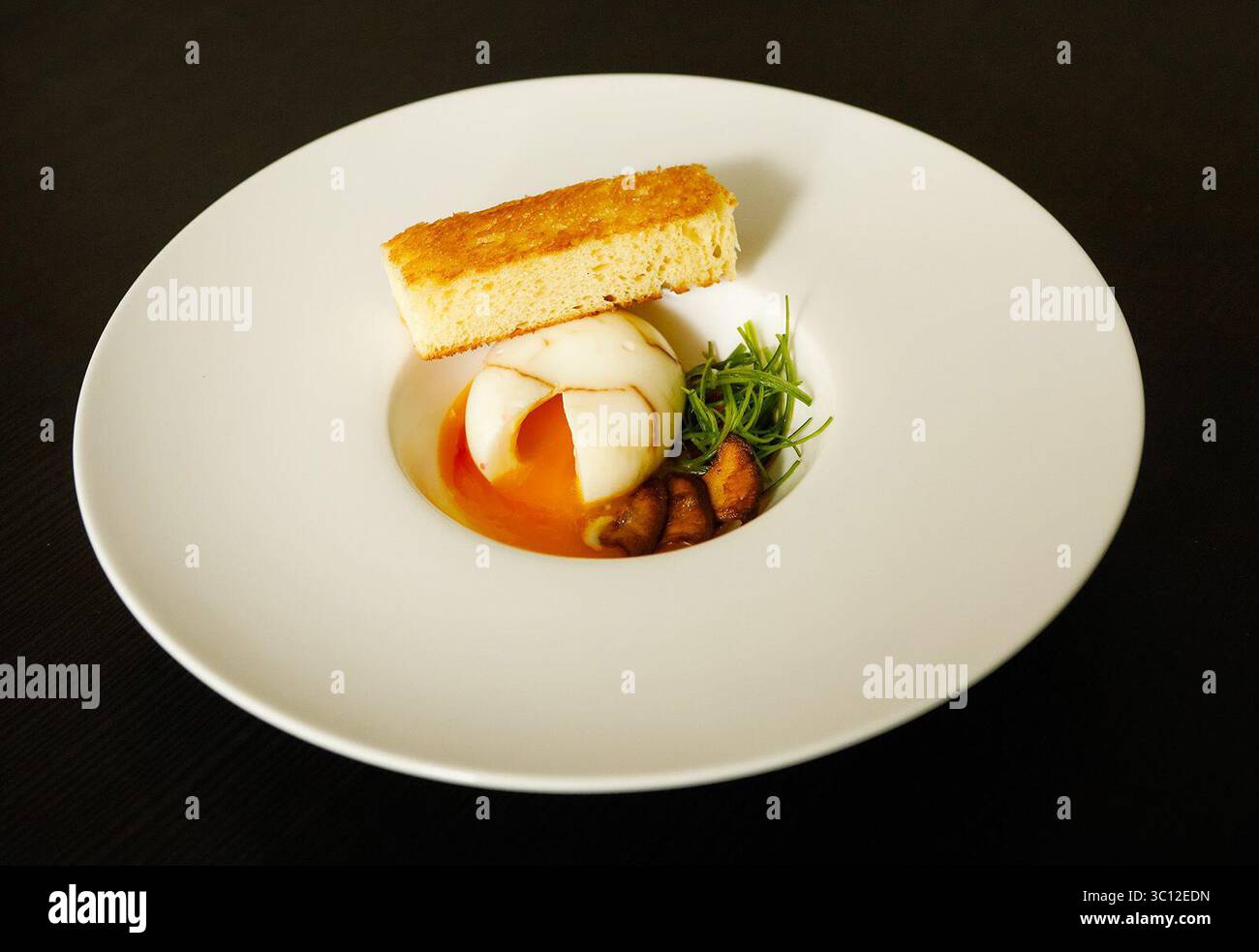 9. November 2018: San Luis Obispo, CA, USA: Das 62-Grad-Teeei des Cal Poly-Studenten Jimmy Wong besteht aus einem hartgekochten Ei, das in Tee und Sojamoufe getränkt ist, mit chinesischem Rotssig getränkt und mit geschnittenen Zwiebeln, sautierten Trompetenpilzen und gerösteten Brioche serviert wird. Wong betreibt ein Pop-up-Restaurant, Dench, aus seinem Studio-Apartment in San Luis Obispo, Kalifornien (Credit Image: © Joe Johnston/San Luis Obispo Tribune/TNS via ZUMA Wire) Stockfoto