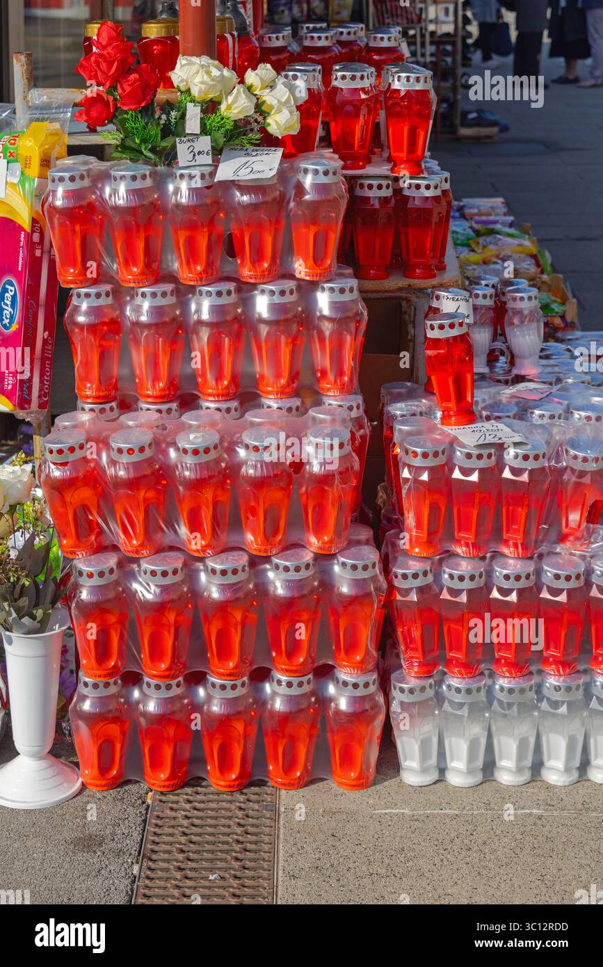 Slavonski Brod, Kroatien - 23. Oktober 2024: Großer Stapel neuer roter Kerzenhalter aus Plastik auf dem Bauernmarkt. Stockfoto