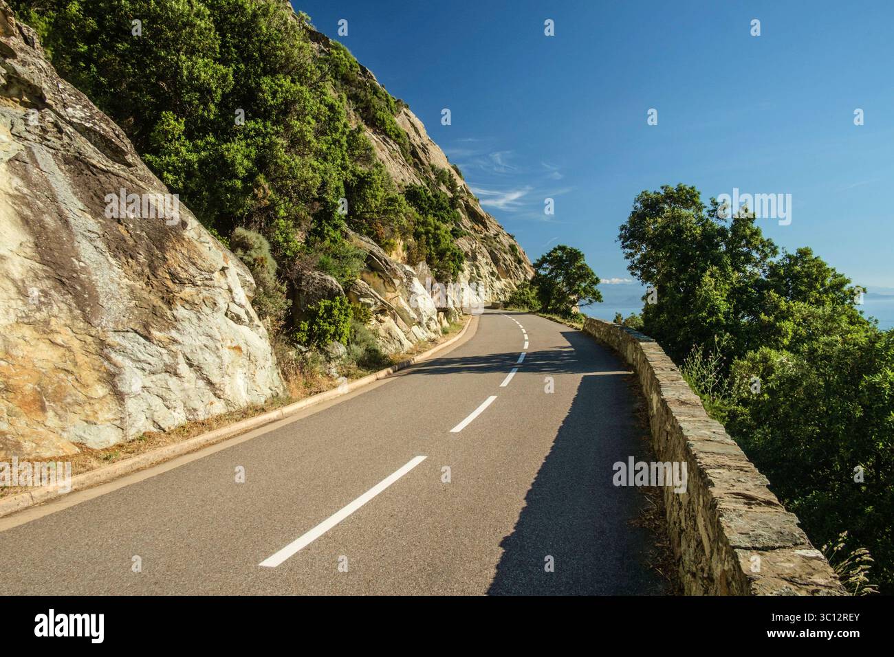 Eine kurvige Küstenstraße schlängelt sich um das Cap Corse im Norden von Korsika, Frankreich. Küstenstraße am Cap Corse *** Eine gewundene Küstenstraße schlängelt sich um Cap Corse im Norden von Korsika, Frankreich Küstenstraße bei Cap Corse Stockfoto