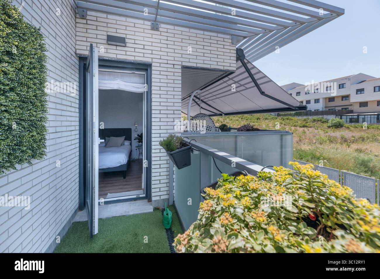 Neben einem Rasen werden durch die Einbeziehung von Blumenbeeten, Behältern, Hochbeeten, Hecken und Bäumen zusätzliche visuelle Aspekte, Farben, Düfte und Schatten geschaffen Stockfoto