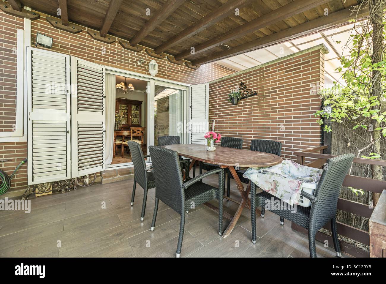 Synthetisches Rattan, einer der beliebtesten. Hergestellt aus Polyethylen hoher Dichte Stockfoto