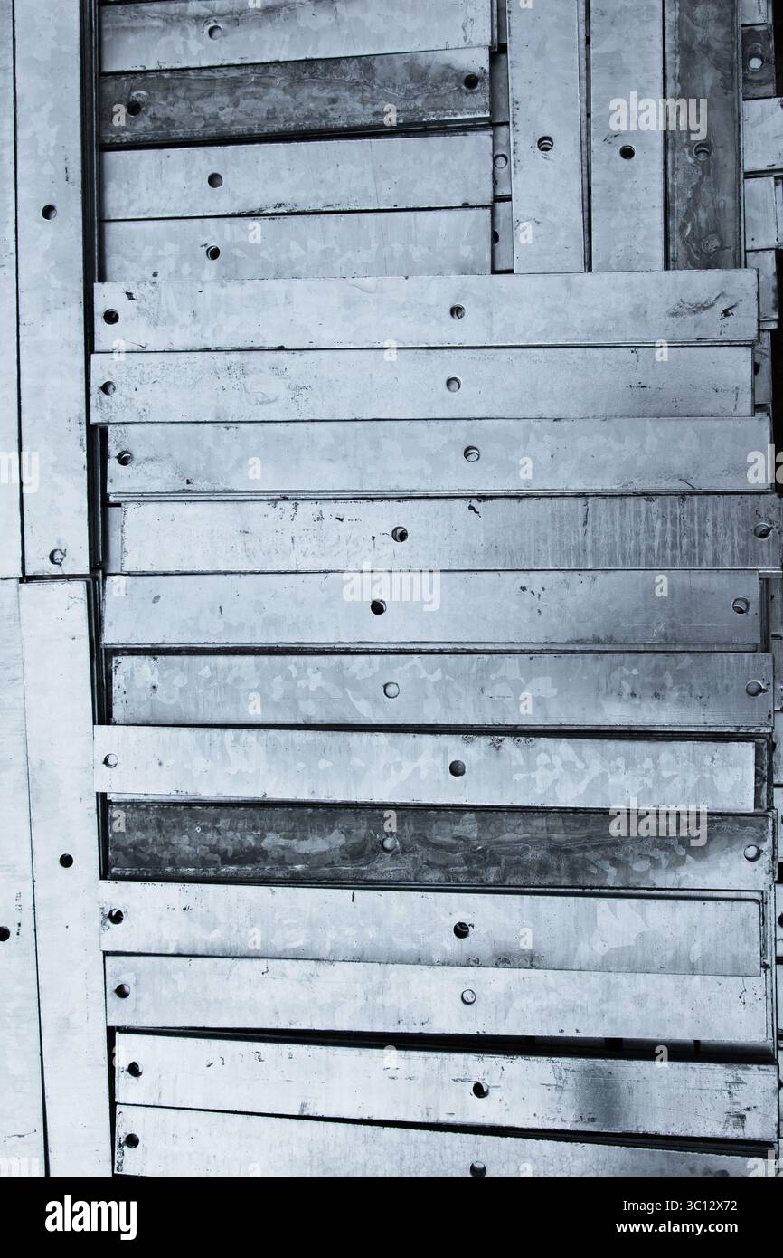 Verzinkte Metallplatten mit Spuren von Korrosion, stapelbar, Nahaufnahme. Stockfoto